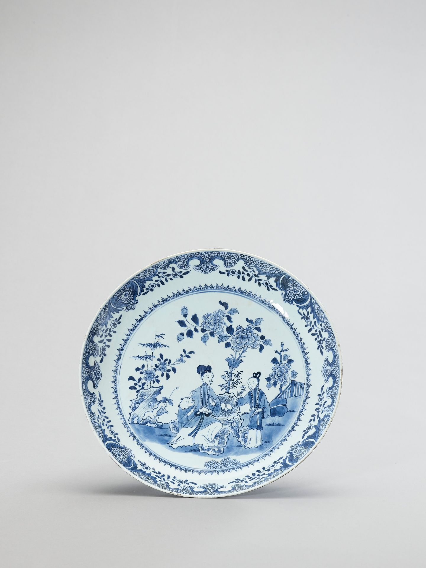 A LARGE BLUE AND WHITE PORCELAIN CHARGER