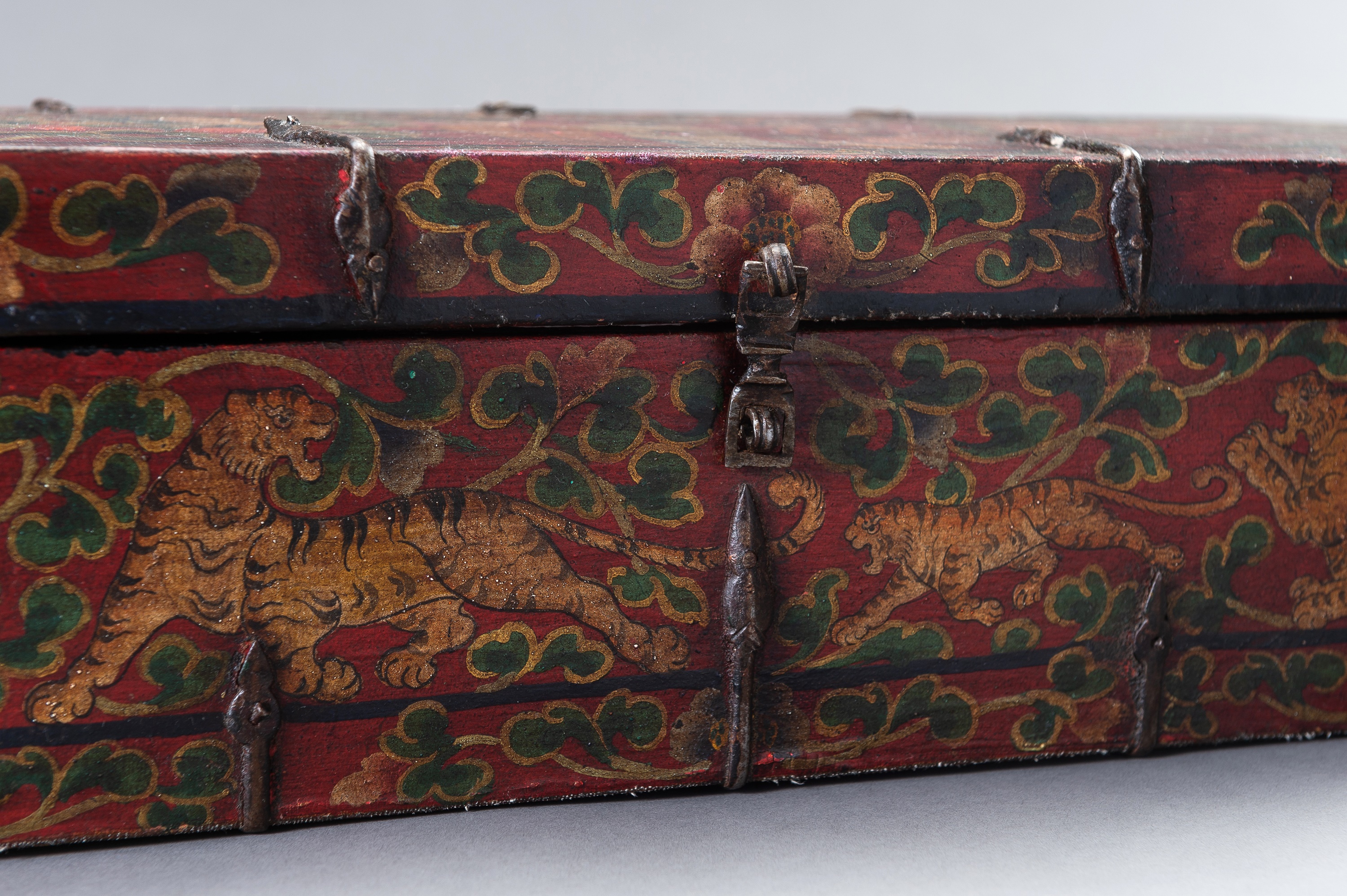 A LARGE SINOTIBETAN POLYCHROME WOOD BOX - Image 6 of 19