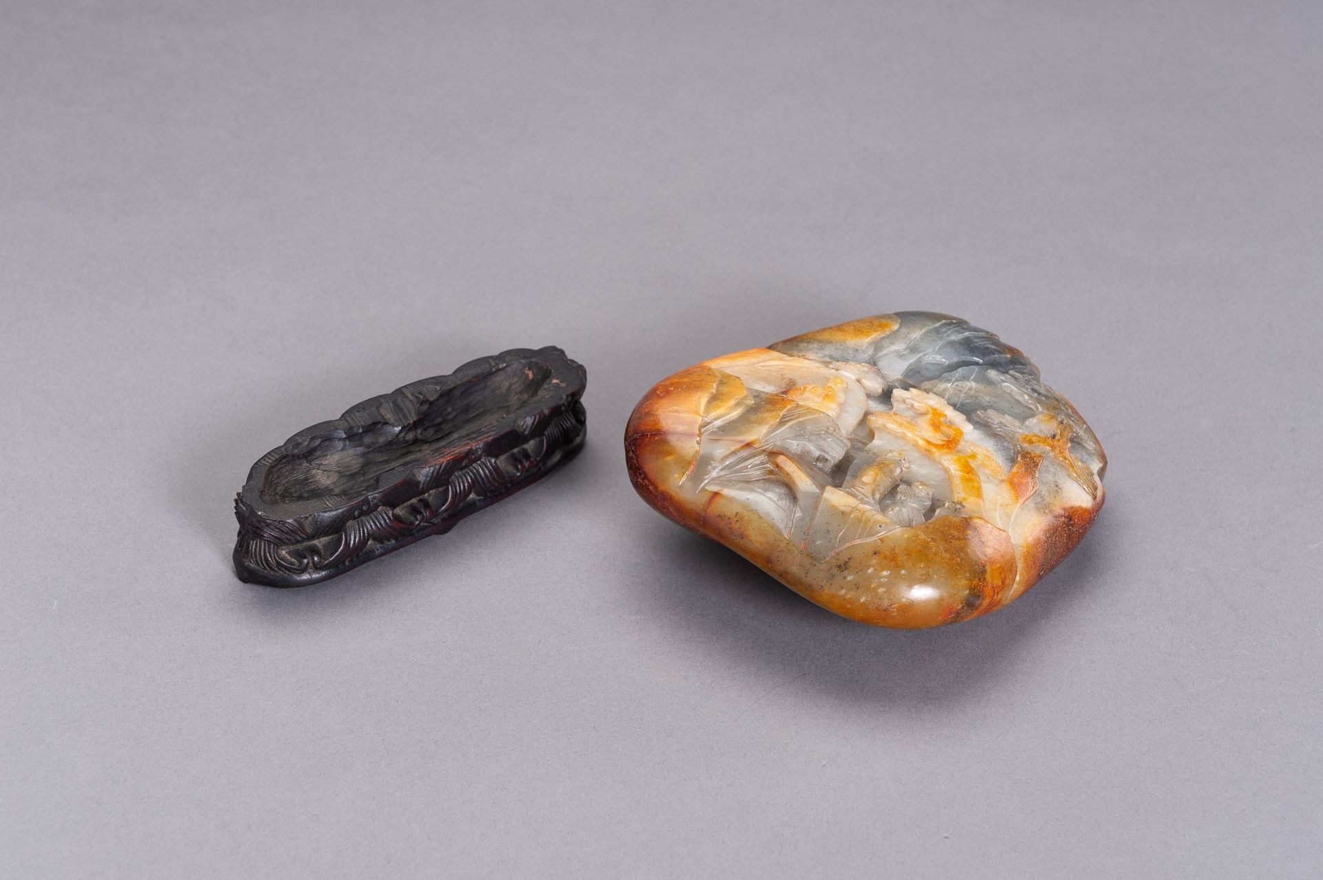 A GRAY AND RUSSET JADE BOULDER WITH IMMORTALS, LATE QING TO REPUBLIC - Bild 10 aus 10