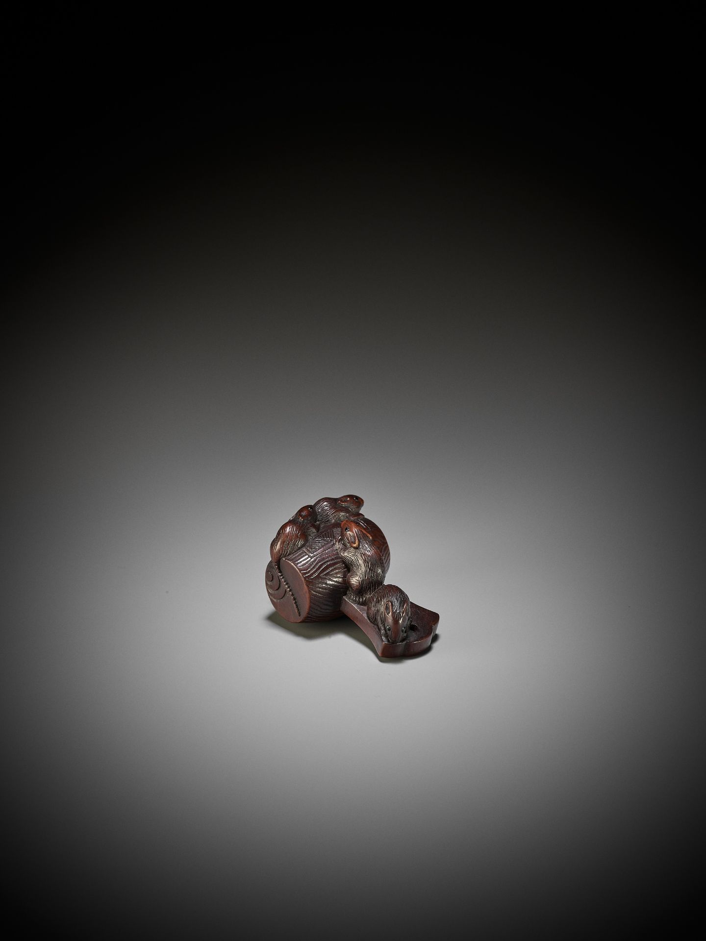 KIYOMITSU: A WOOD NETSUKE OF DAIKOKU'S MALLET OVERRUN BY RATS - Bild 6 aus 13