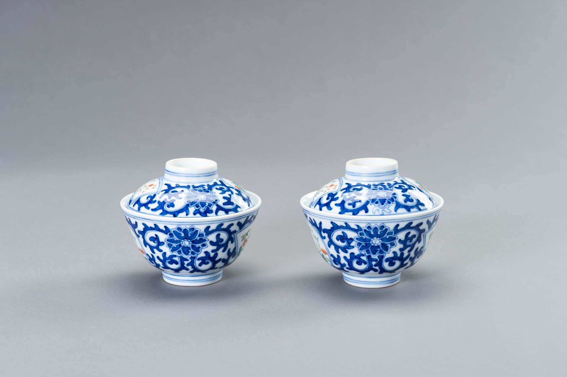 A PAIR OF XUANTONG MARK AND PERIOD PORCELAIN BOWLS WITH COVERS - Bild 2 aus 12