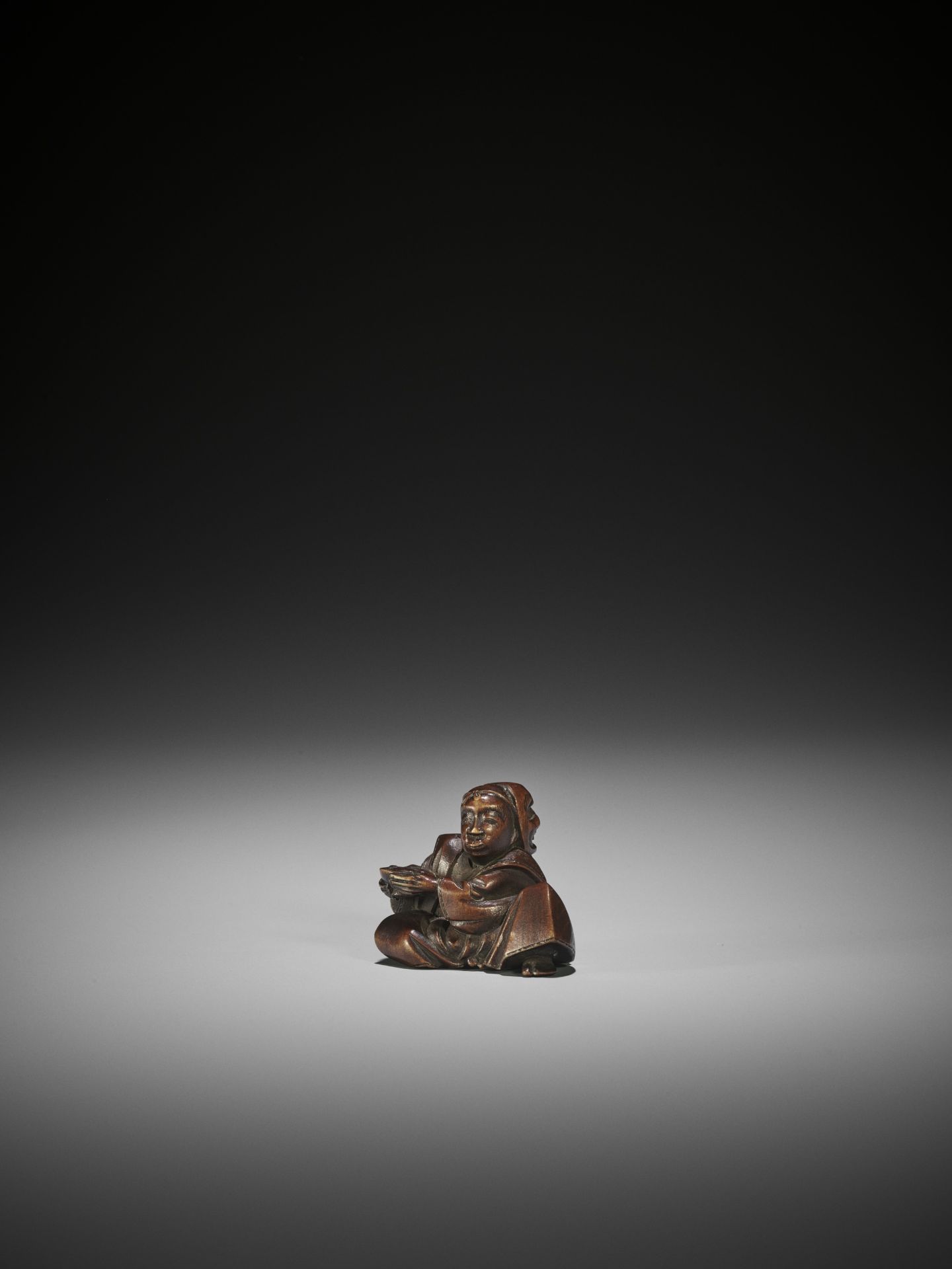 MASAYUKI: AN AMUSING WOOD NETSUKE OF A DRUNK ACTOR - Bild 3 aus 10