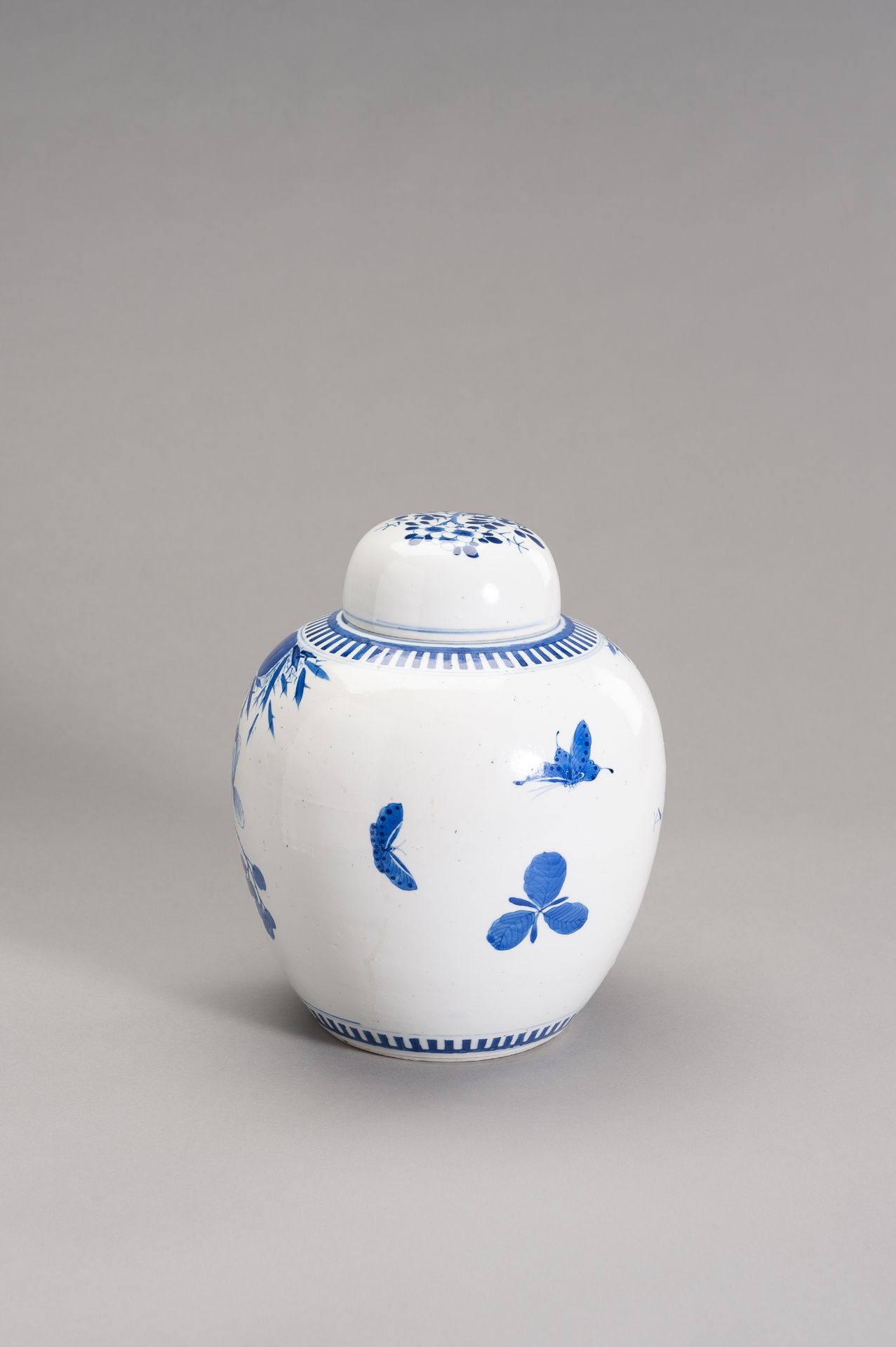 A BLUE AND WHITE GINGER JAR WITH COVER - Bild 4 aus 11