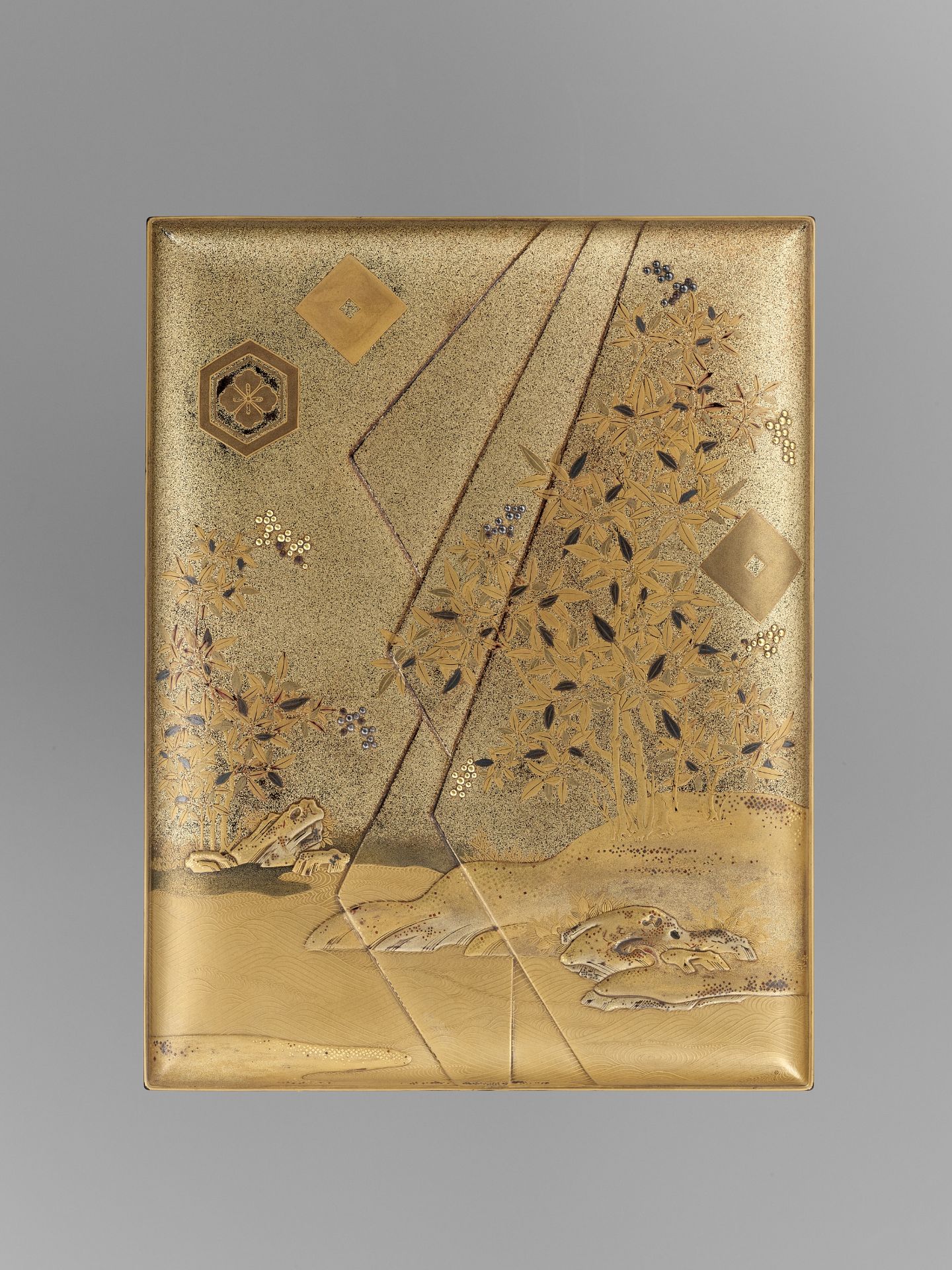 A LACQUER TEBAKO DEPICTING A LANDSCAPE WITH BAMBOO - Image 7 of 11