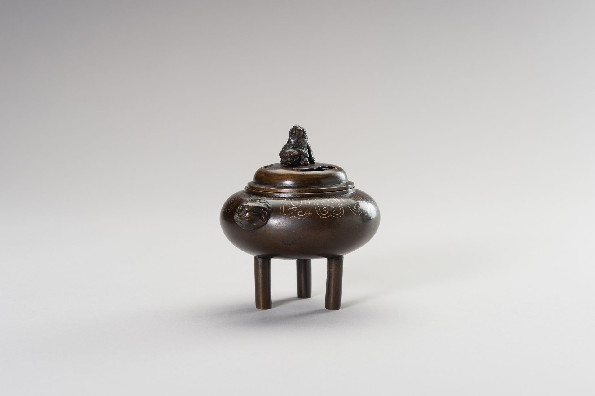 A SILVER-INLAID MINIATURE BRONZE TRIPOD CENSER - Image 6 of 11