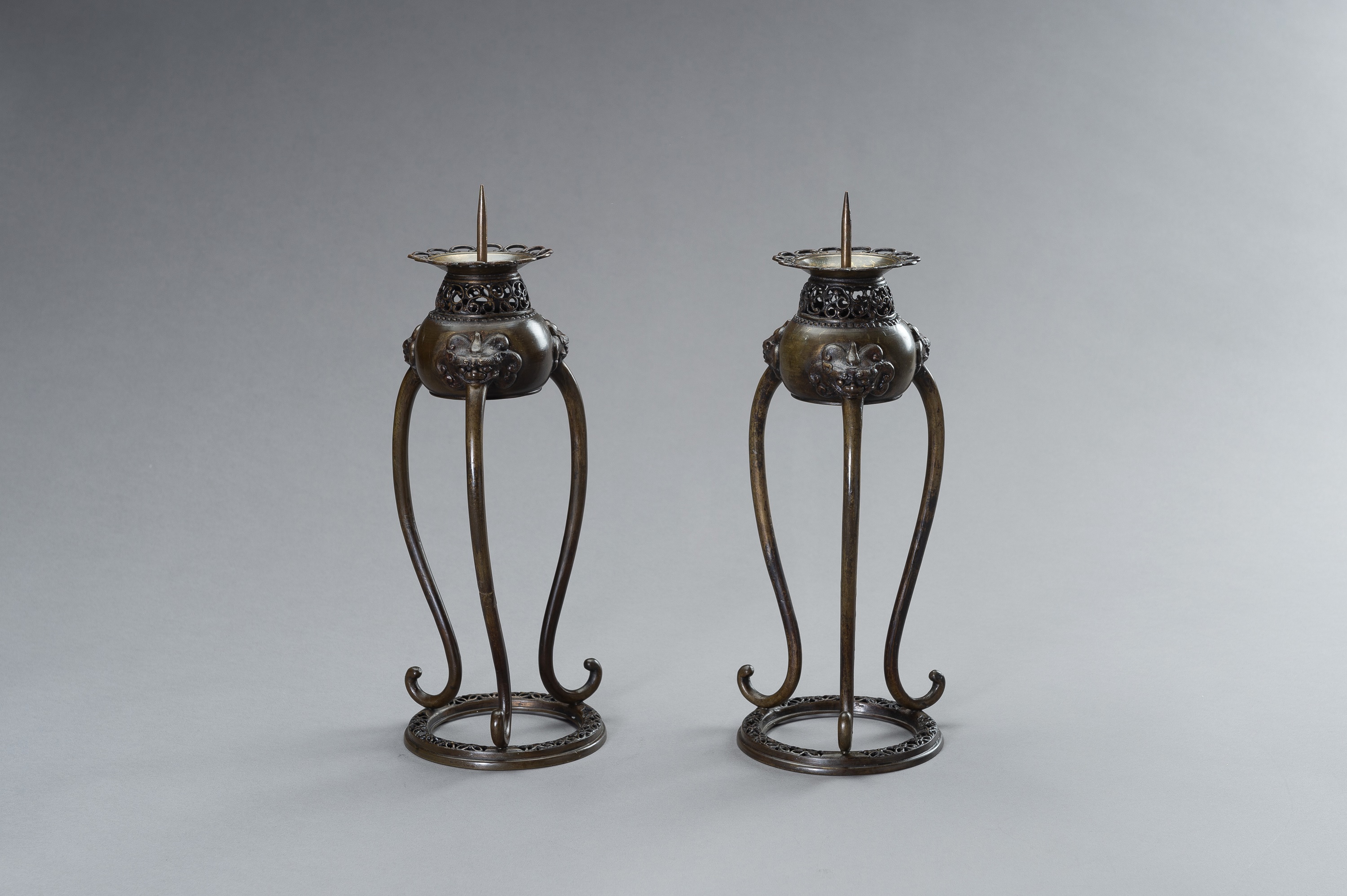 A PAIR OF BRONZE CANDLE STICK HOLDERS - Image 8 of 11