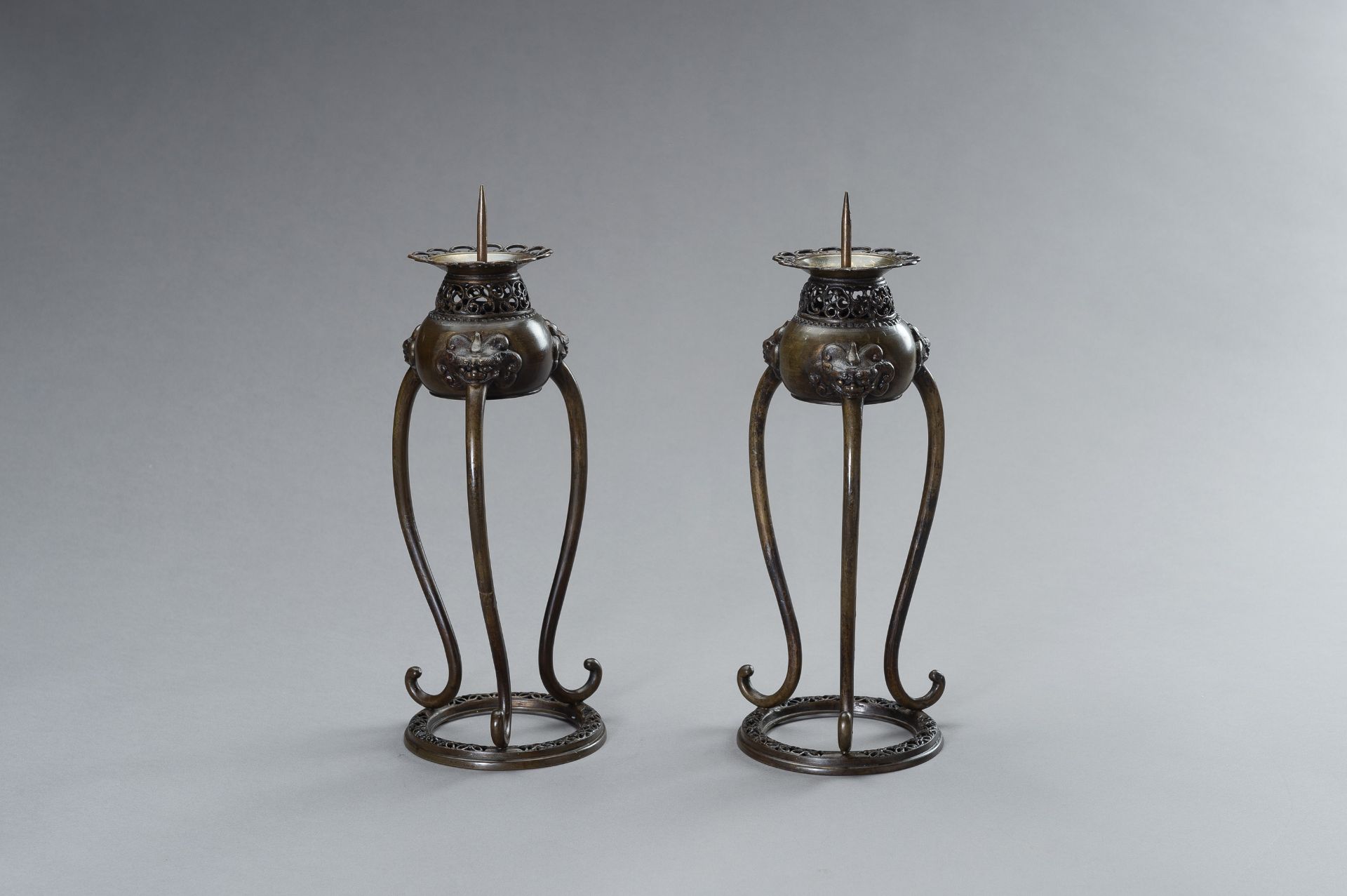 A PAIR OF BRONZE CANDLE STICK HOLDERS - Bild 8 aus 11