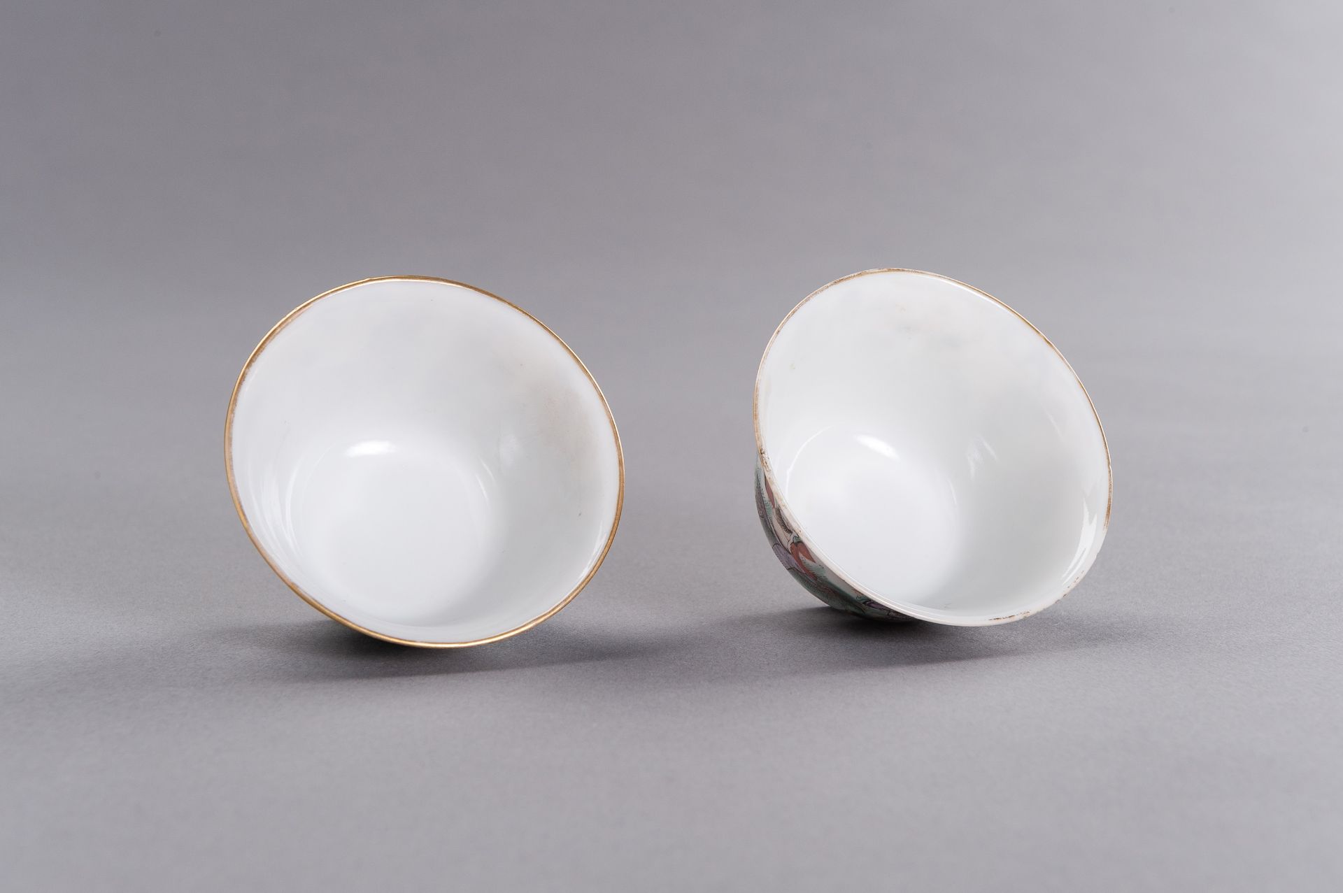 A PAIR OF TWO CHINESE PORCELAIN CUPS - Bild 5 aus 6