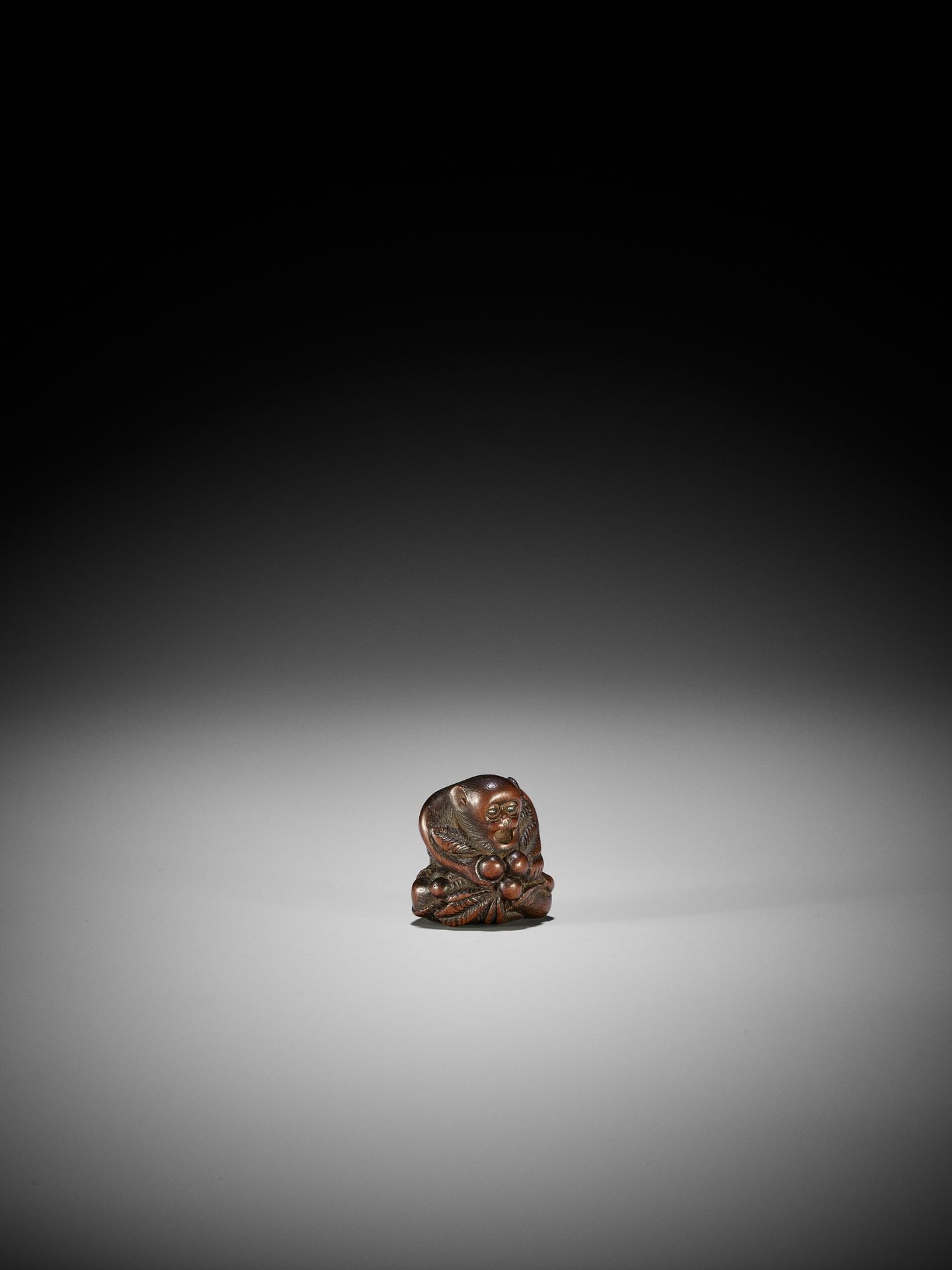 GYOKUZAN: A WOOD NETSUKE OF A MONKEY WITH BIWA (LOQUATS) - Bild 7 aus 10