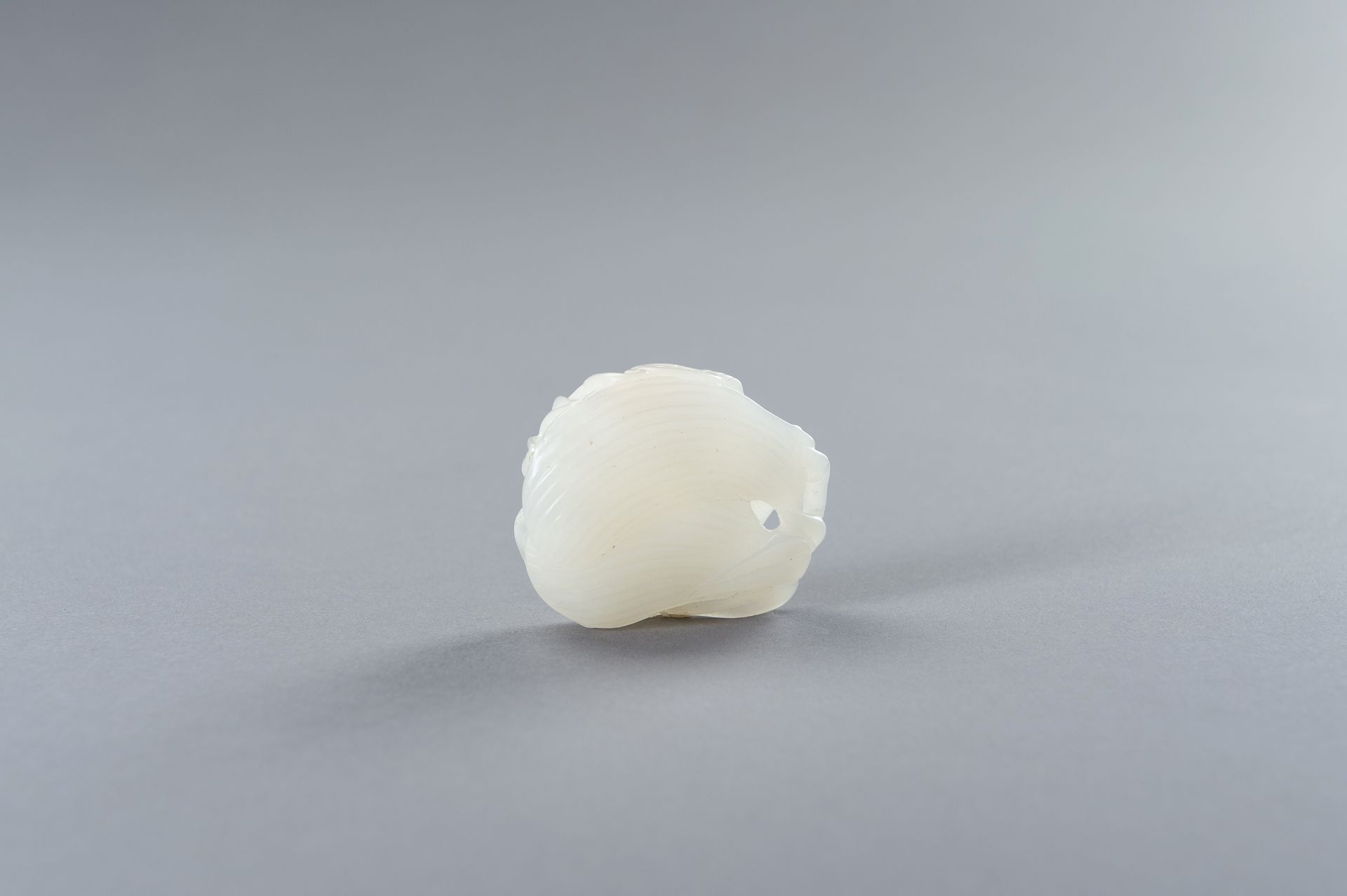 A RETICULATED WHITE JADE PENDANT WITH BATS AND BAMBOO - Bild 7 aus 14