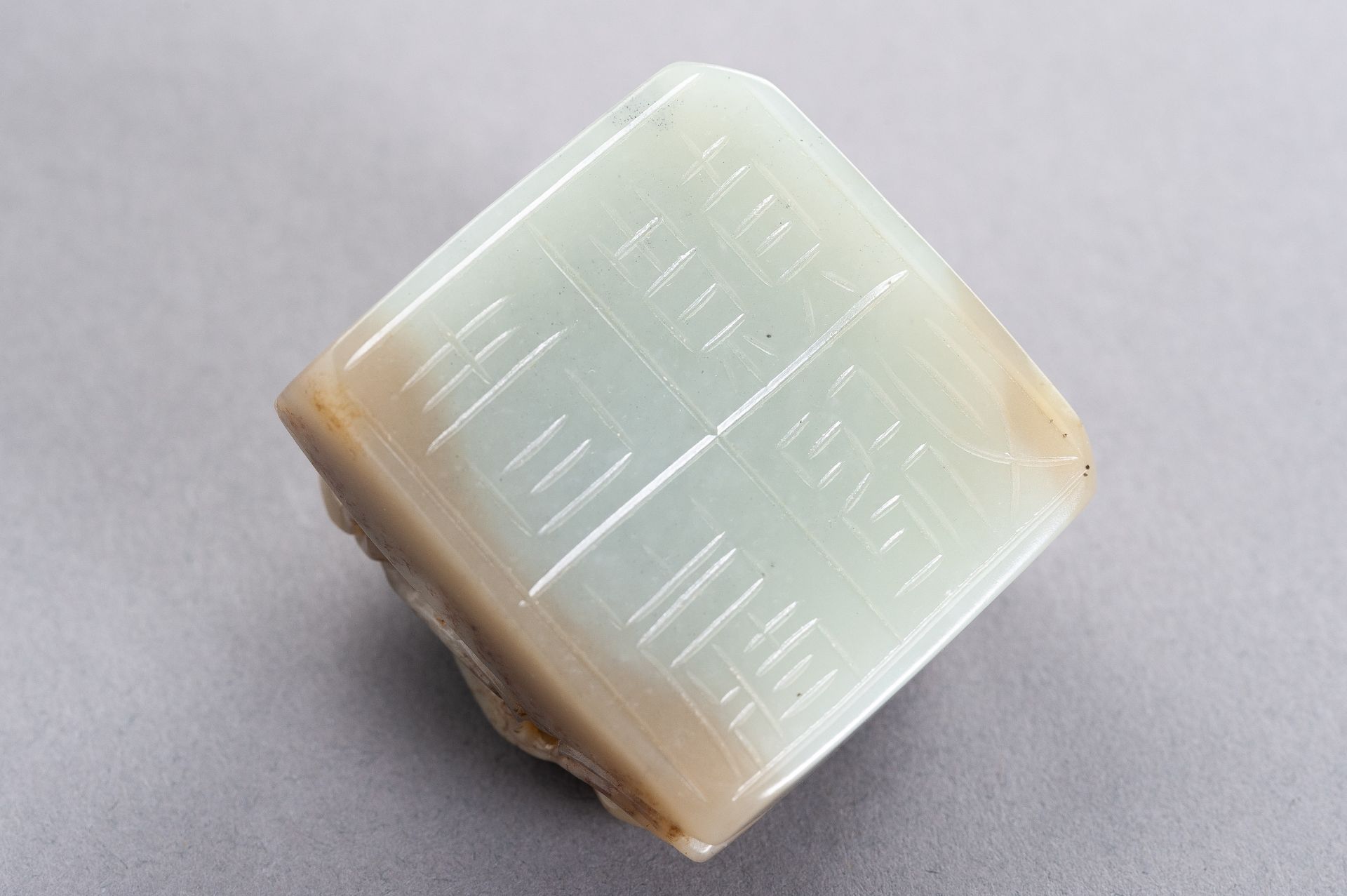 A CELADON AND RUSSET JADE 'QILIN' SEAL, LATE QING TO REPUBLIC - Bild 8 aus 8