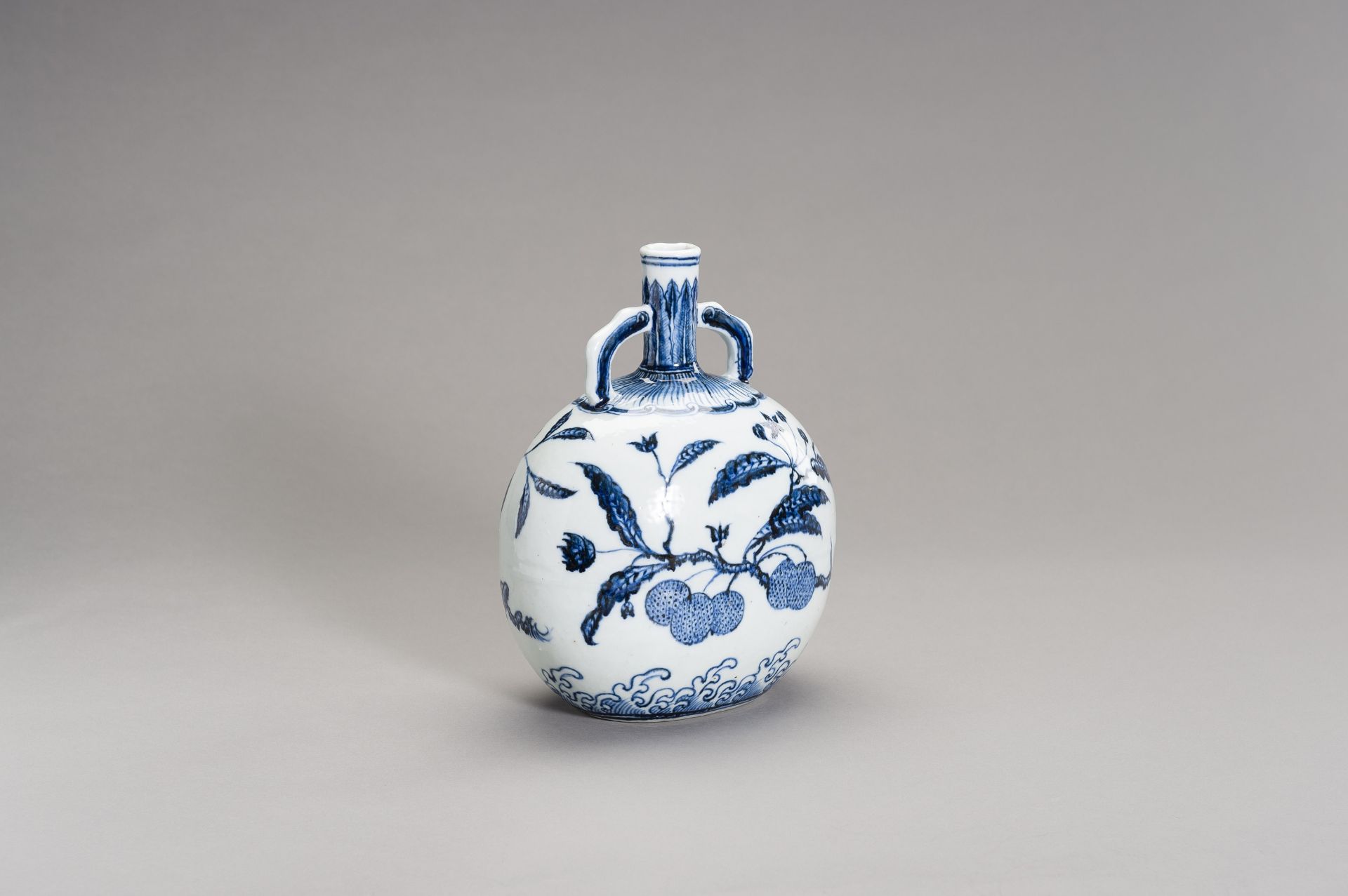 A BLUE AND WHITE MING-STYLE 'LINGZHI' MOONFLASK, BIANHU, QING DYNASTY - Image 2 of 12