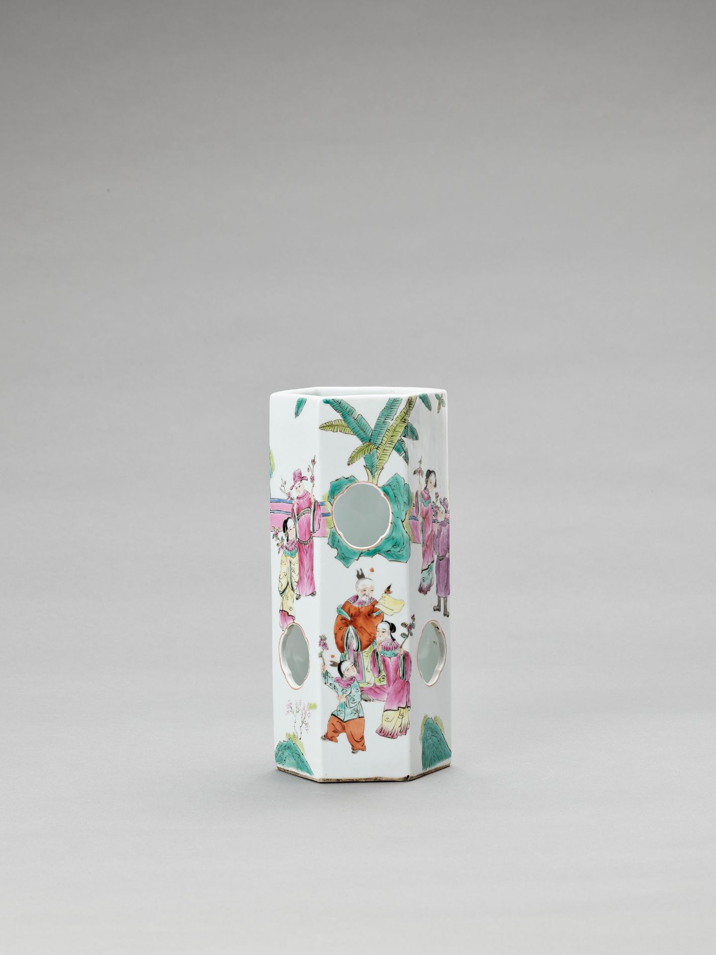 AN OCTAGONAL FAMILLE ROSE PORCELAIN VASE