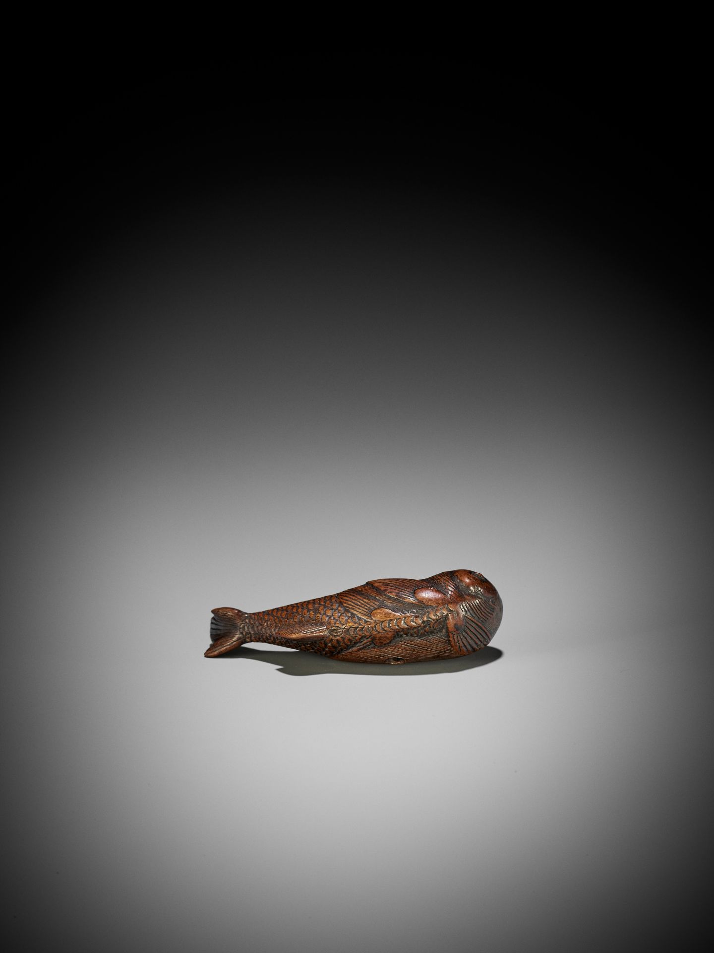 AN UNUSUAL WOOD NETSUKE OF A SWIMMING NINGYO (MERMAID) - Bild 11 aus 12