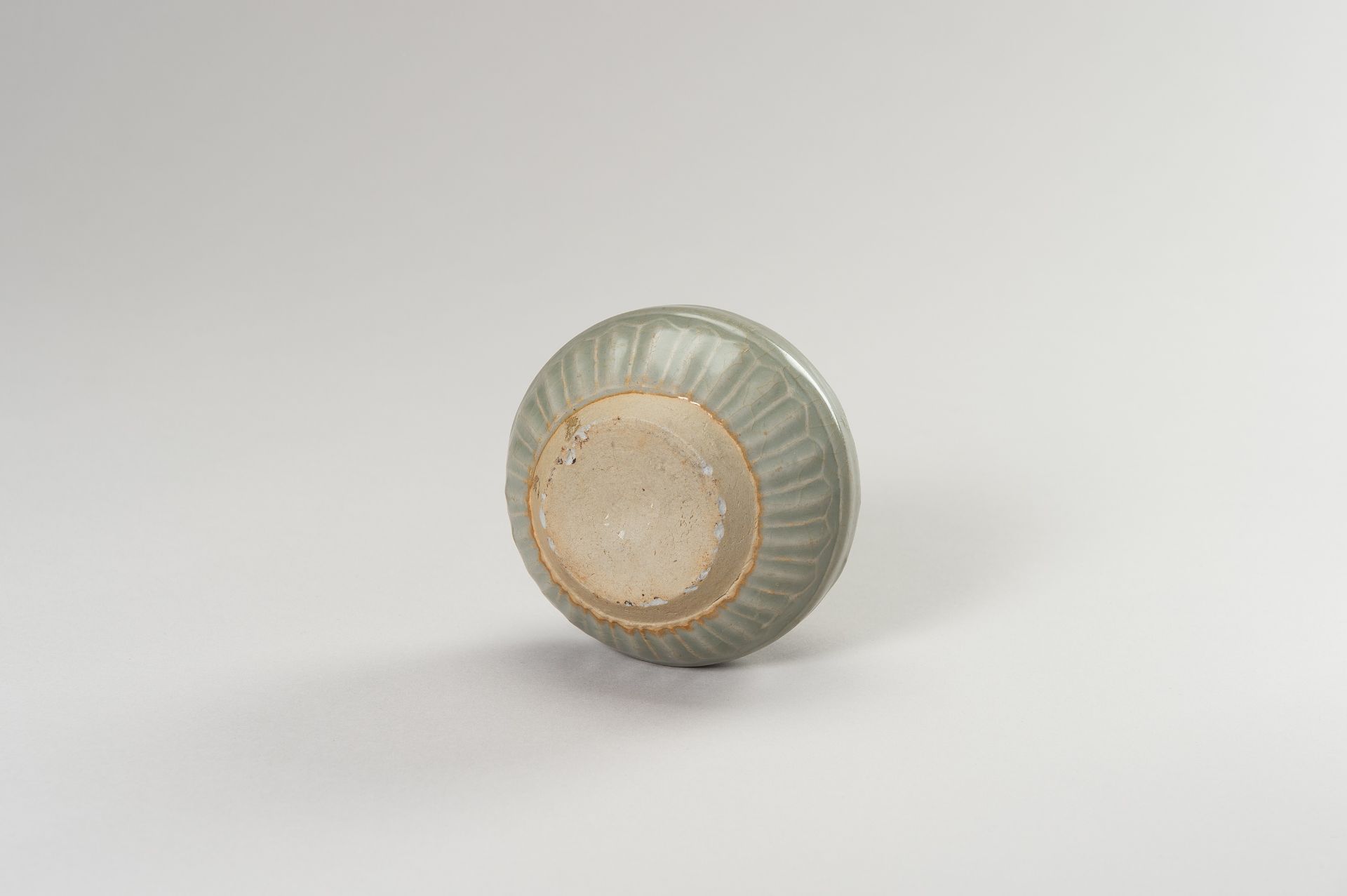 A LONGQUAN CELADON GLAZED JARLET - Bild 9 aus 11