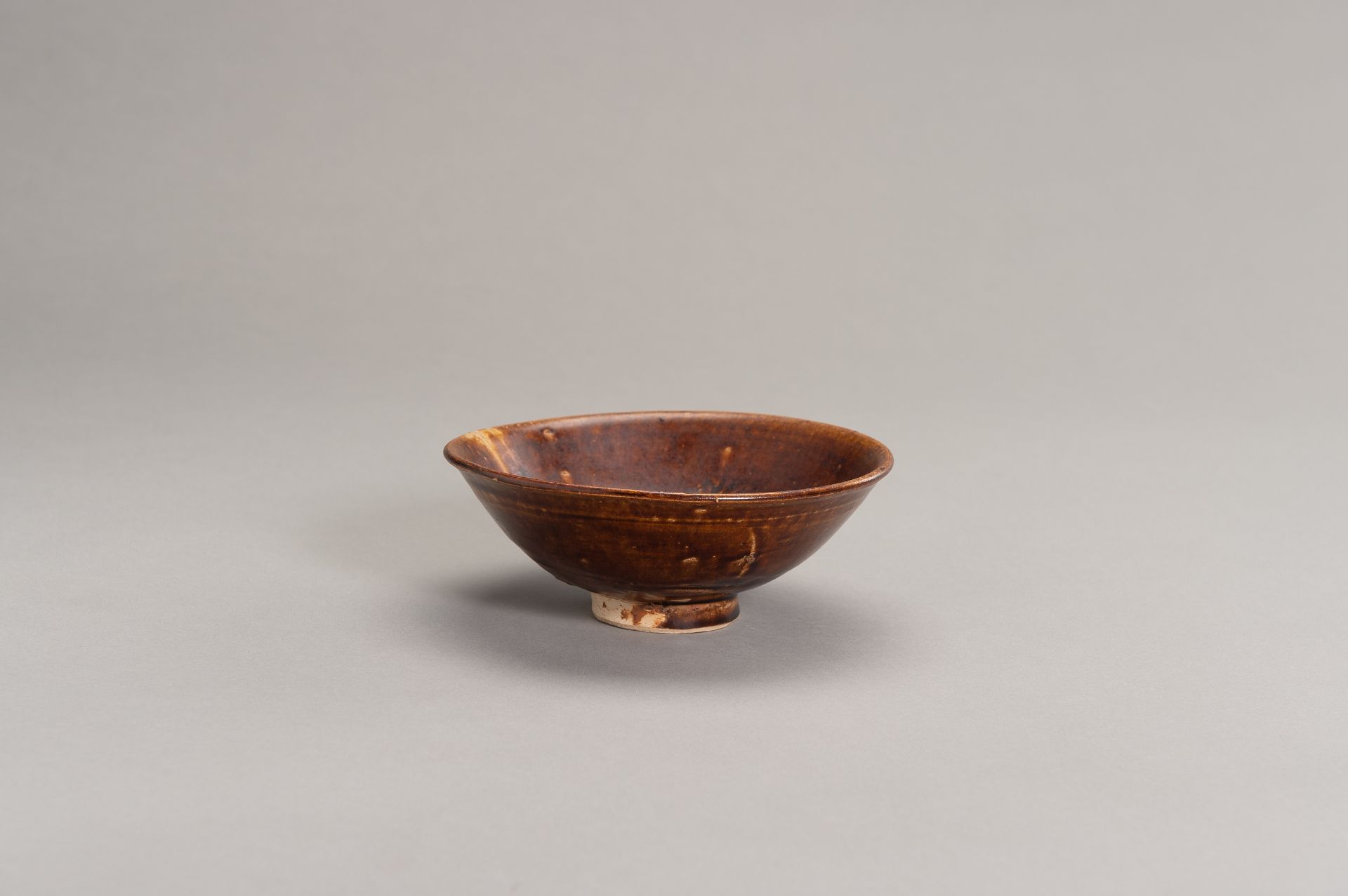 A BROWN GLAZED MOLDED BOWL - Image 2 of 8