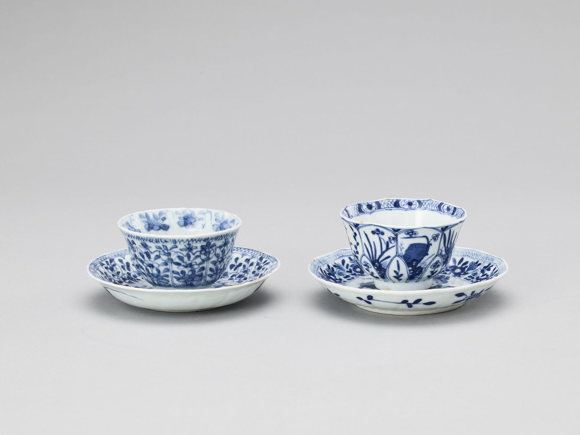 A PAIR OF BLUE AND WHITE PORCELAIN CUPS WITH MATCHING PLATES, KANGXI - Bild 4 aus 9