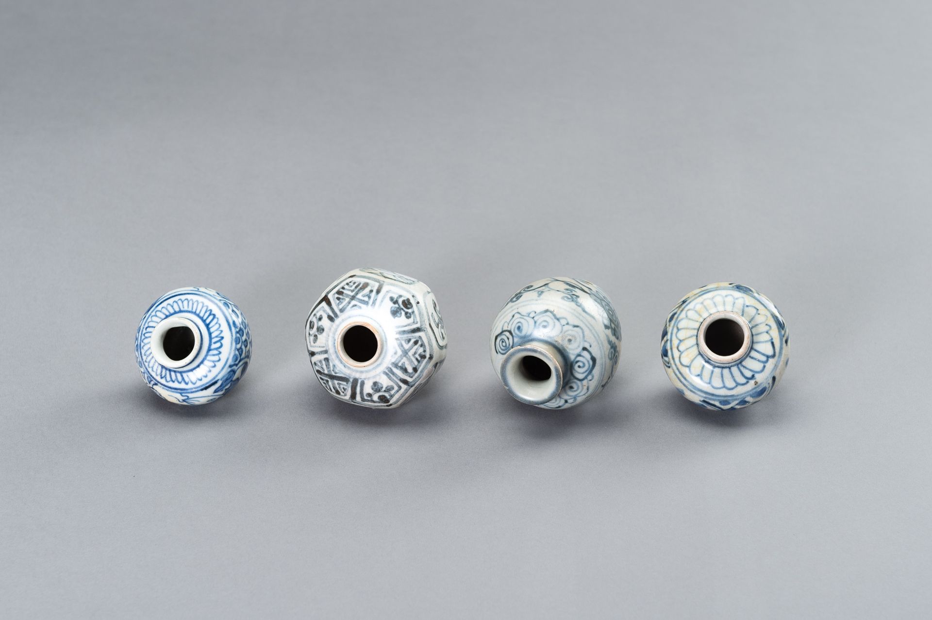 FOUR SMALL BLUE AND WHITE CERAMIC JARS - Image 7 of 8