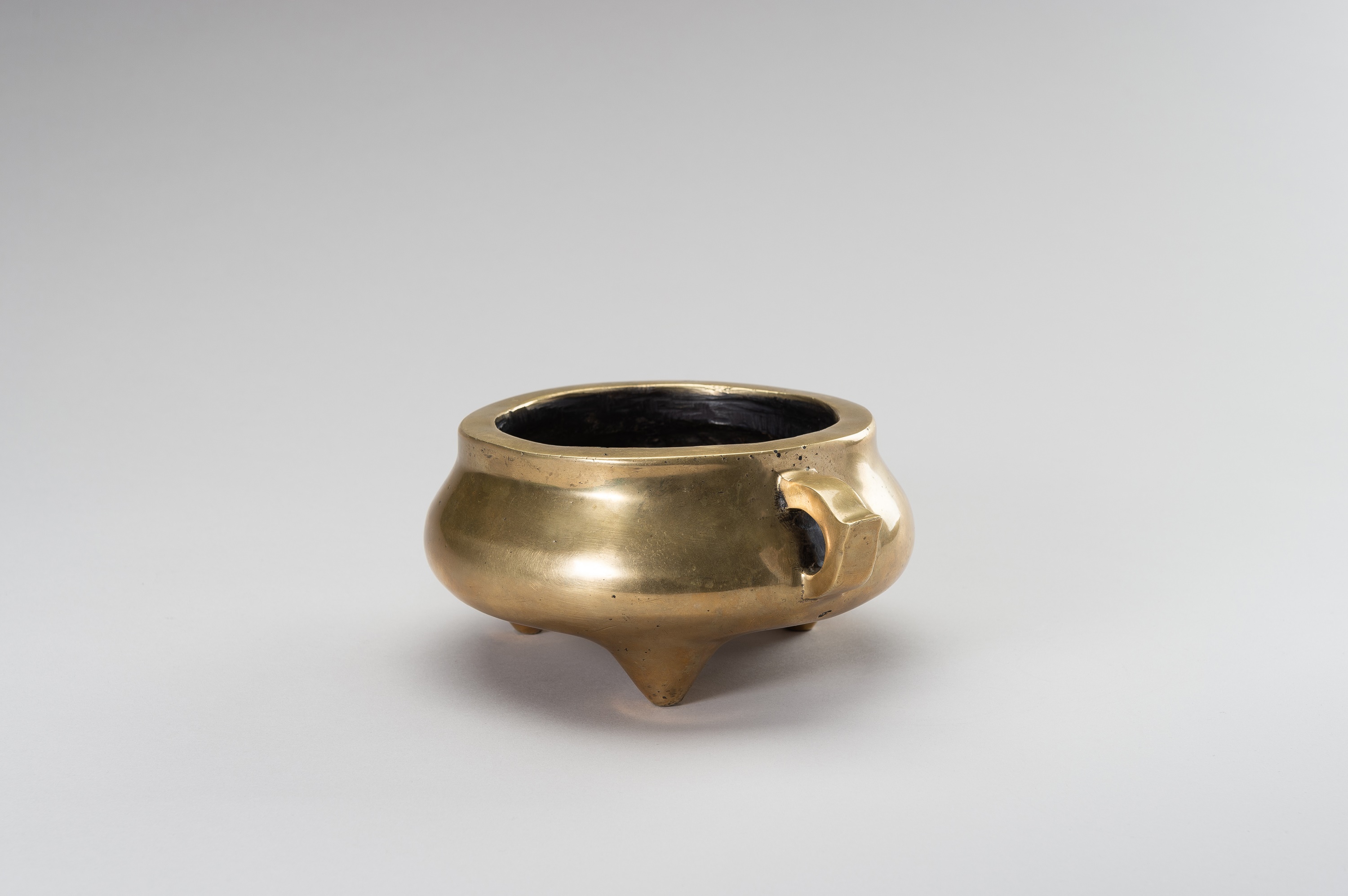 A MASSIVE GILT-BRONZE TRIPOD CENSER - Image 4 of 11