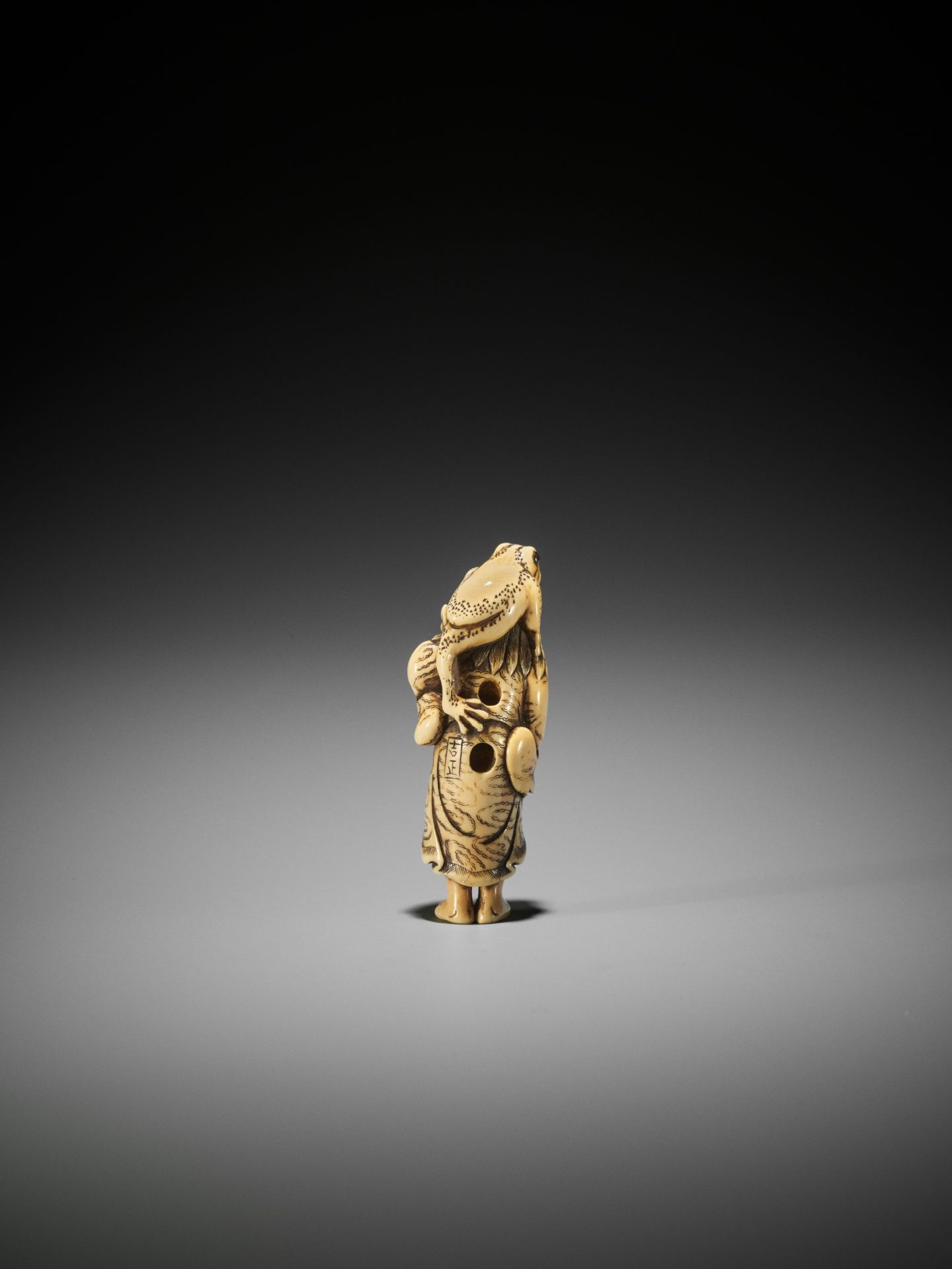 YOSHIMASA: AN IVORY NETSUKE OF GAMA SENNIN - Bild 7 aus 11