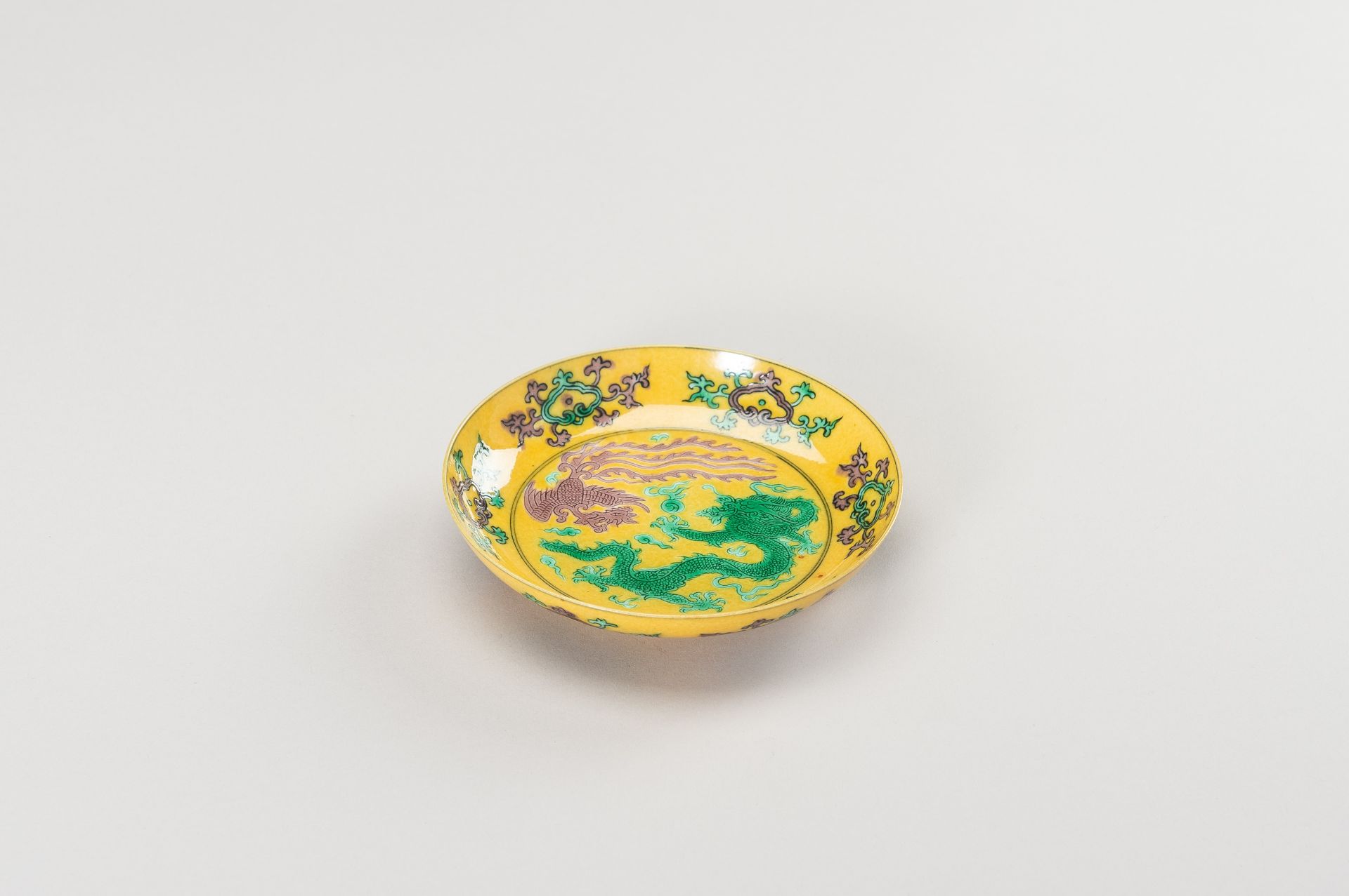 A CHINESE GREEN, YELLOW, AND AUBERGINE 'DRAGON AND PHOENIX' DISH - Image 2 of 7