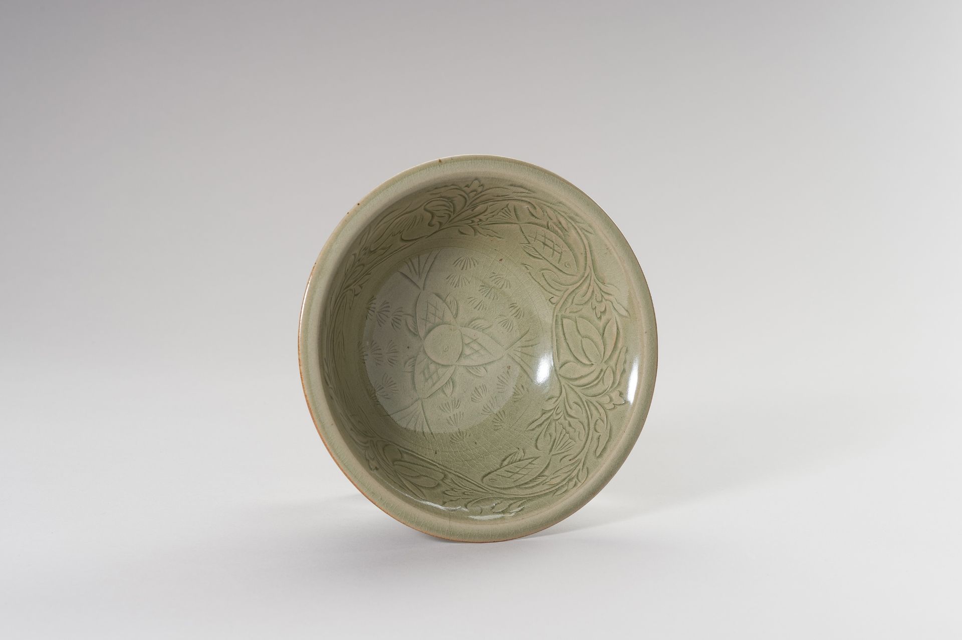 A YAOZHOU CELADON 'LOTUS & FISH' BOWL - Bild 4 aus 11