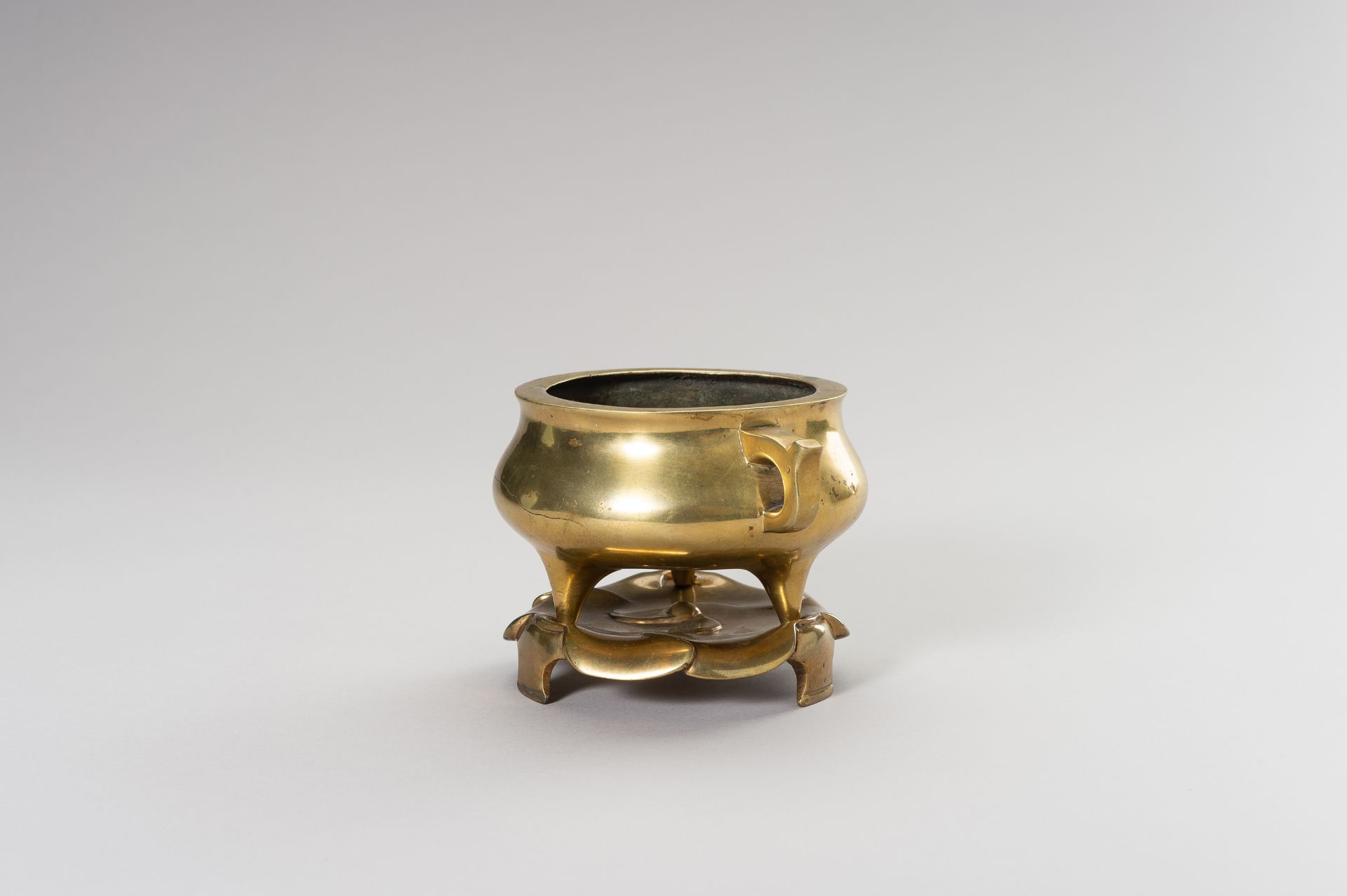 A GILT-BRONZE TRIPOD CENSER WITH STAND - Image 5 of 11