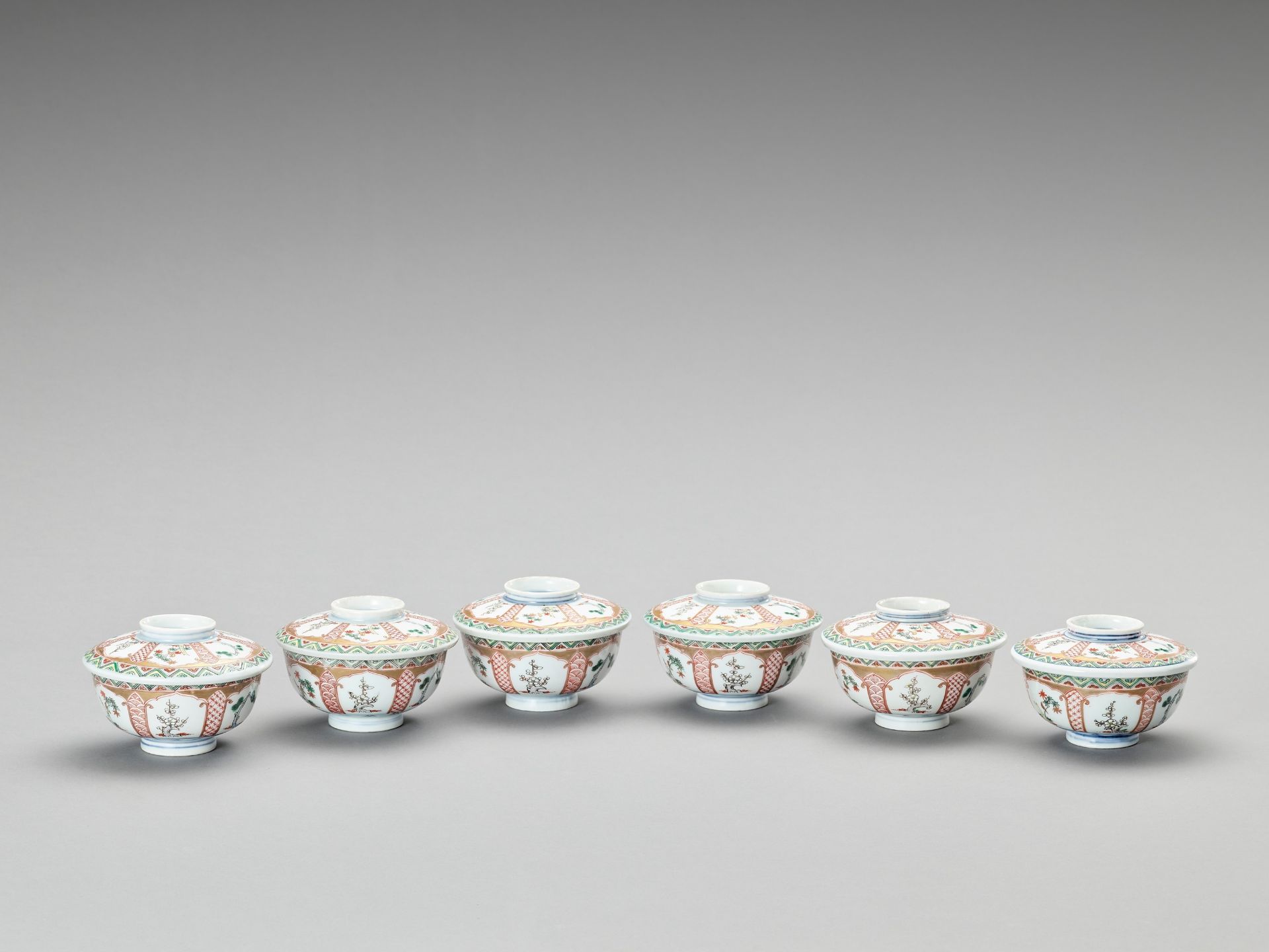 SIX FAMILLE VERTE PORCELAIN BOWLS WITH COVERS - Bild 5 aus 5