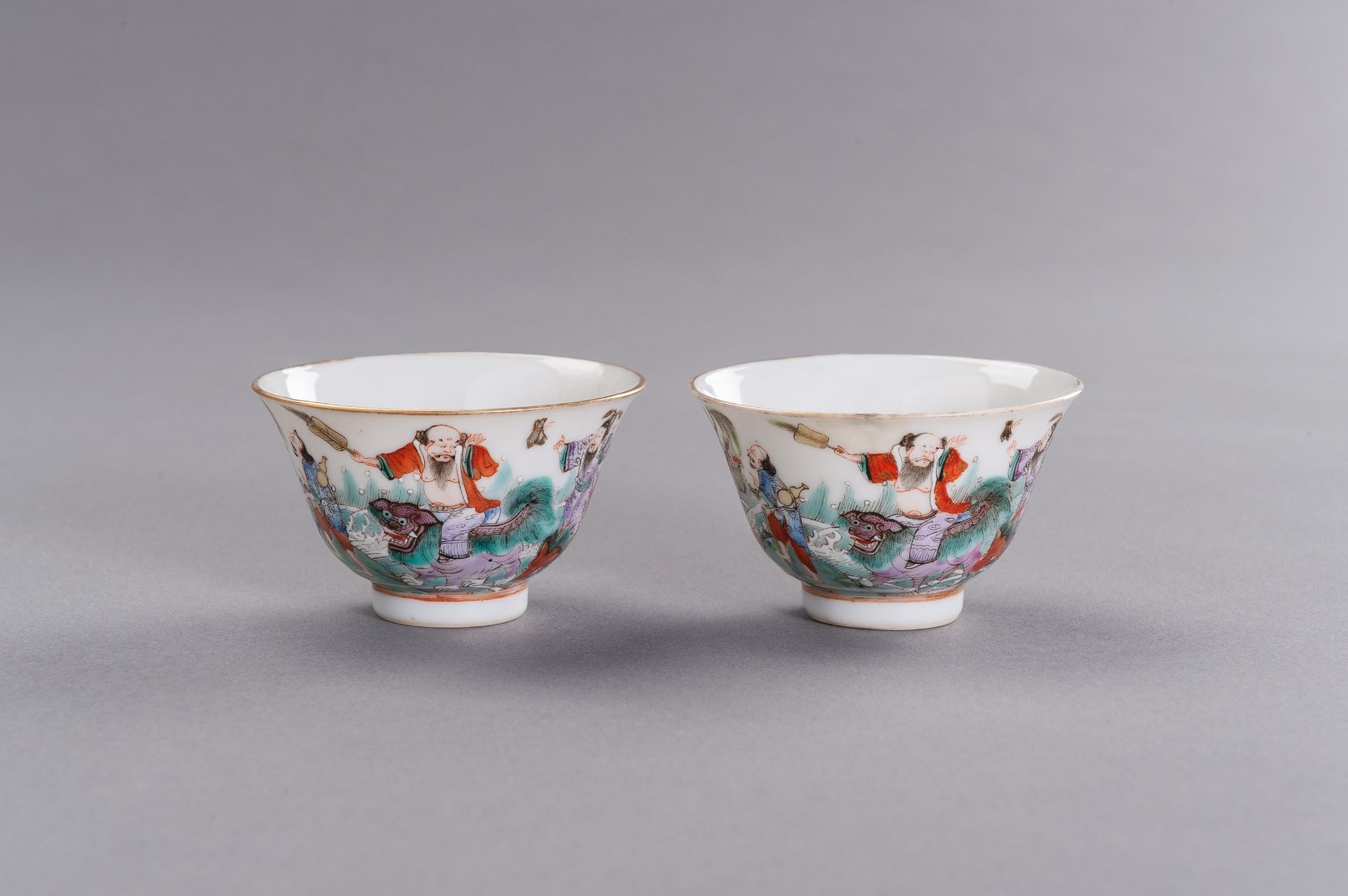 A PAIR OF TWO CHINESE PORCELAIN CUPS - Bild 4 aus 6