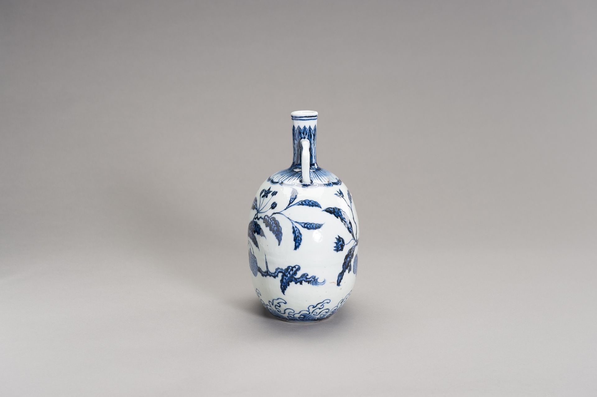 A BLUE AND WHITE MING-STYLE 'LINGZHI' MOONFLASK, BIANHU, QING DYNASTY - Image 8 of 12