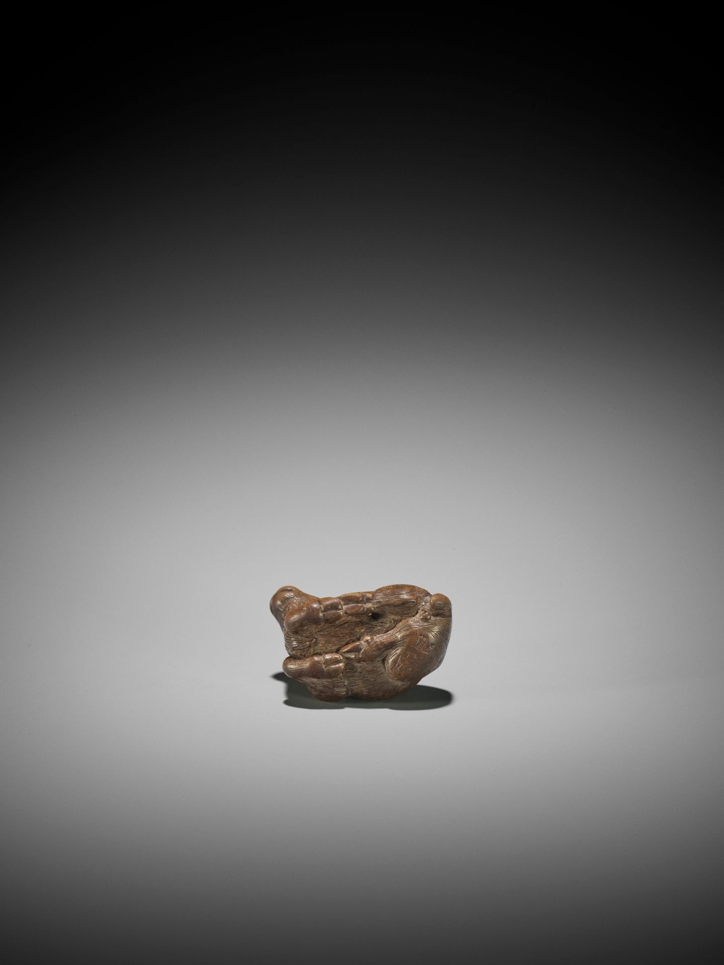 MINKO: A WOOD NETSUKE OF A RECUMBENT GOAT - Bild 9 aus 12