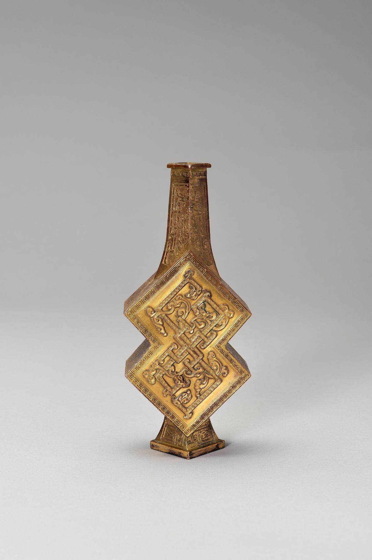 A GILT COPPER-ALLOY 'DRAGON' VASE - Bild 4 aus 12