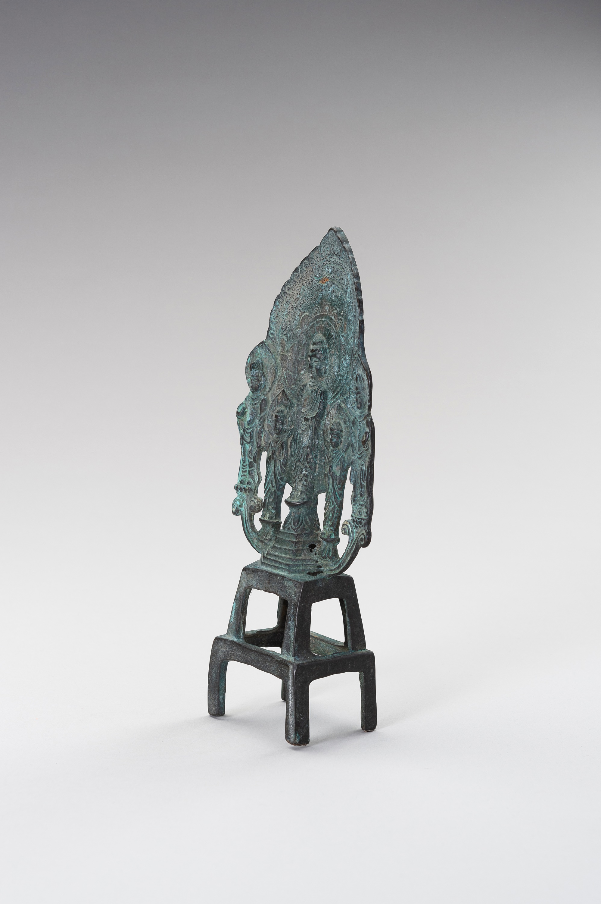 AN UNUSUAL TANG STYLE FOOTED BRONZE STELE - Image 3 of 11