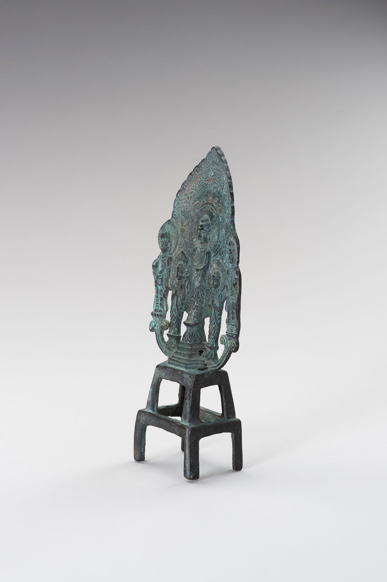 AN UNUSUAL TANG STYLE FOOTED BRONZE STELE - Bild 3 aus 11