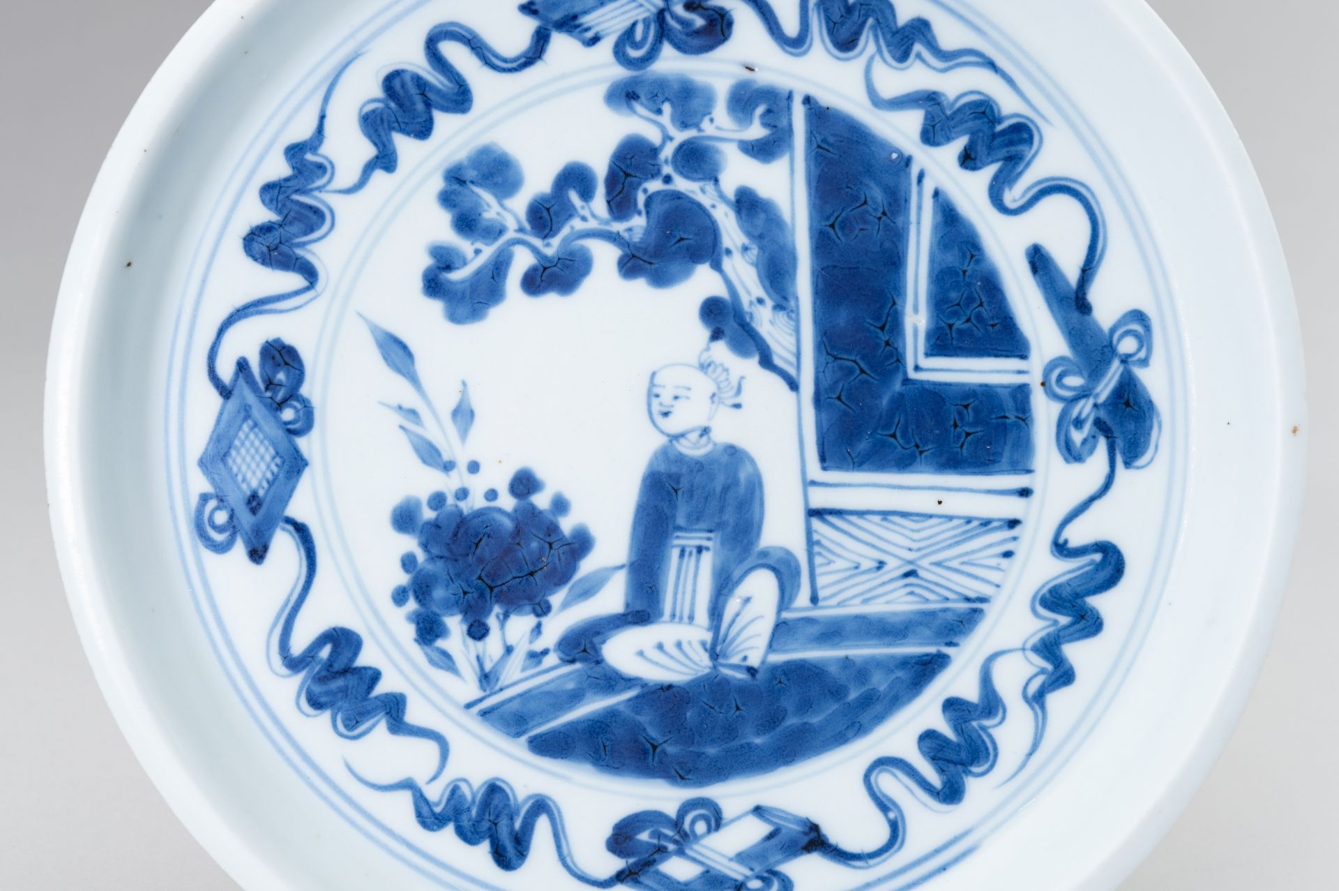 A BLUE AND WHITE PORCELAIN TRAY WITH A COURT BOY - Image 3 of 5
