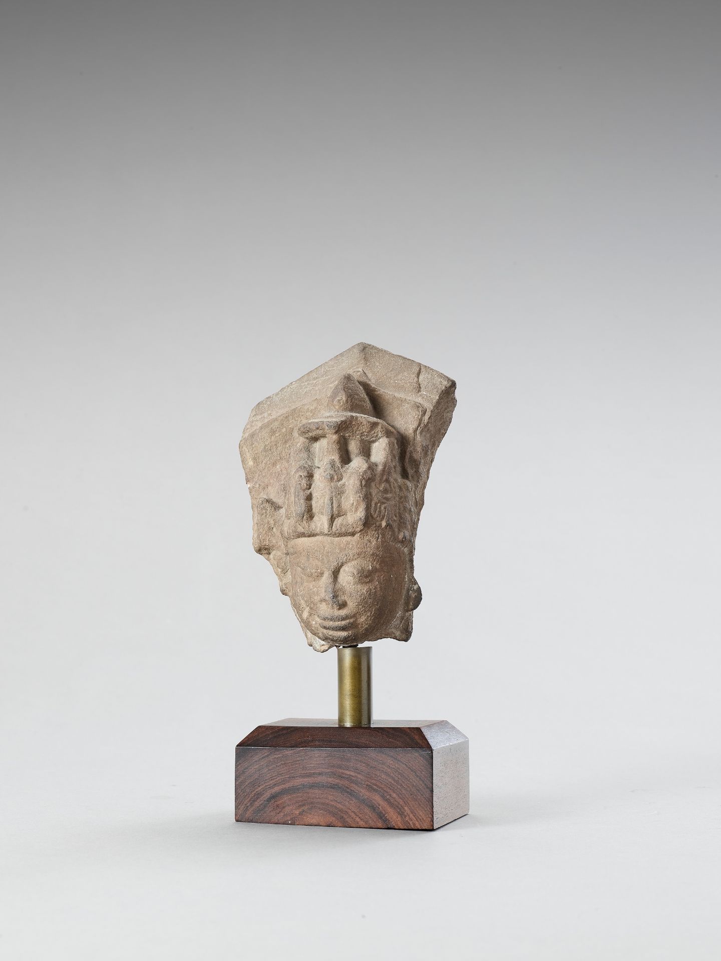 AN INDIAN RED SANDSTONE HEAD OF VISHNU - Bild 2 aus 5