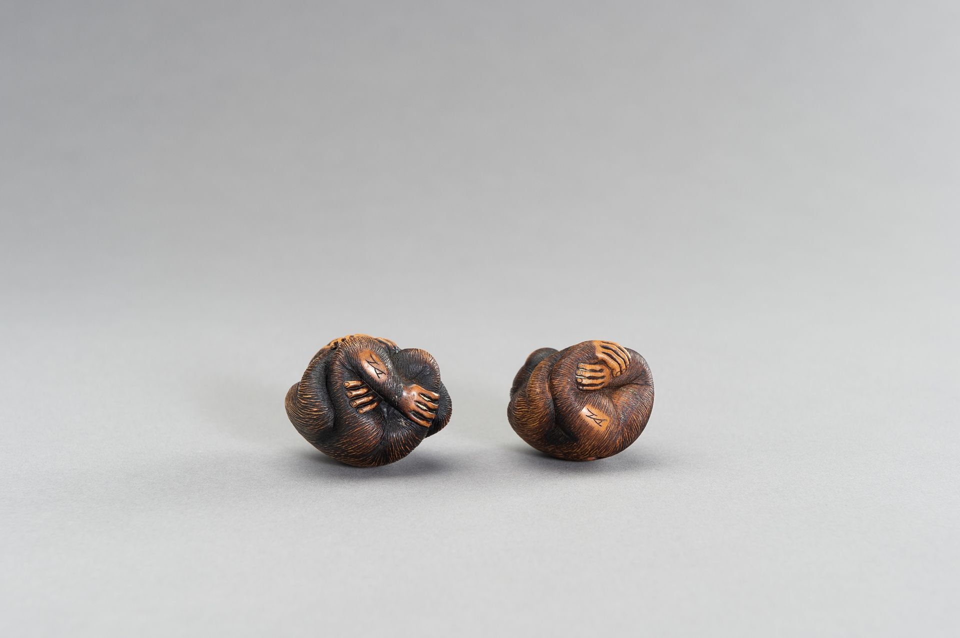 TWO CONTEMPORARY BOXWOOD NETSUKE OF MONKEYS - Bild 8 aus 10