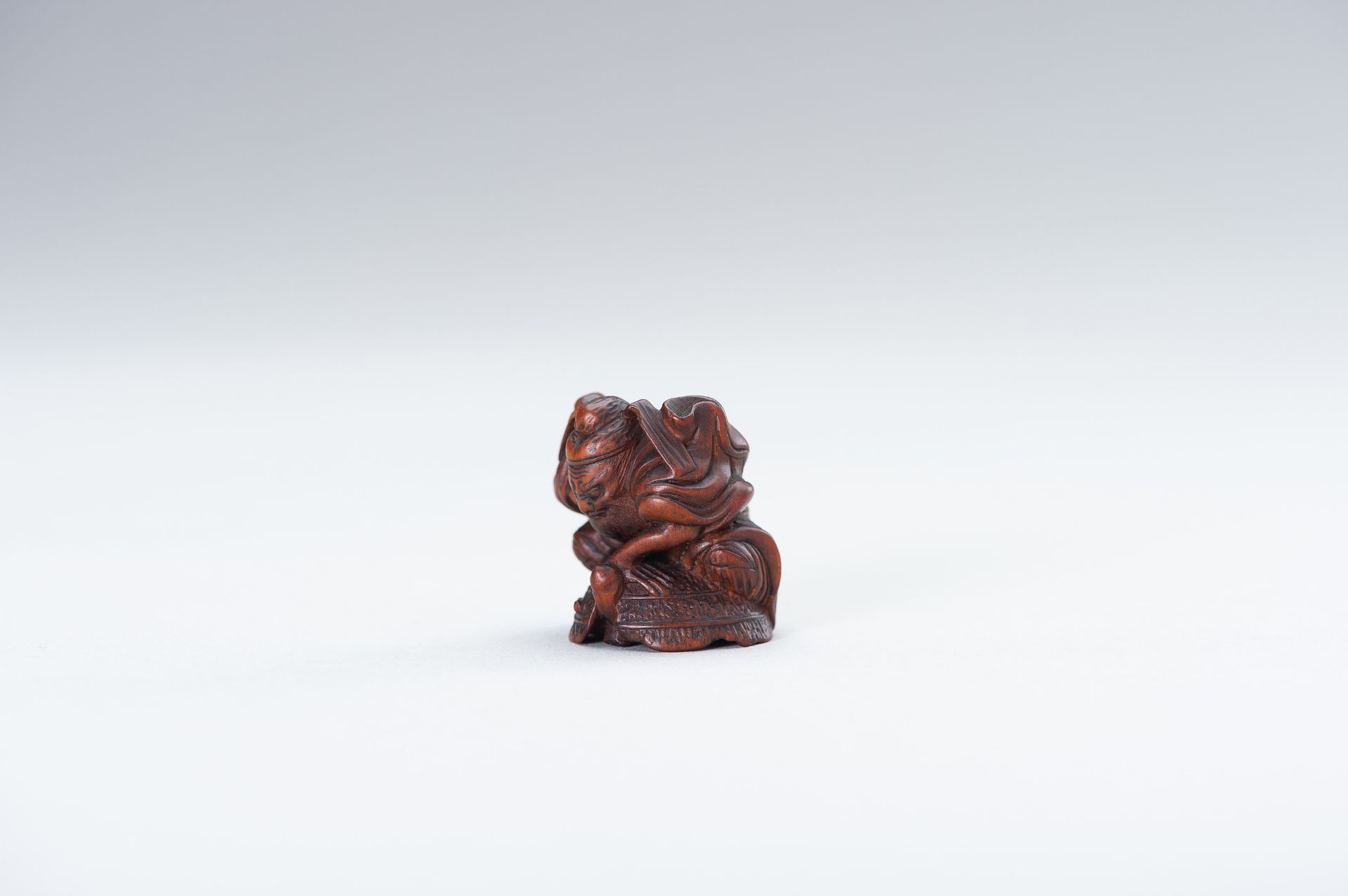 A WOOD NETSUKE OF SHOKI AND ONI - Bild 2 aus 12