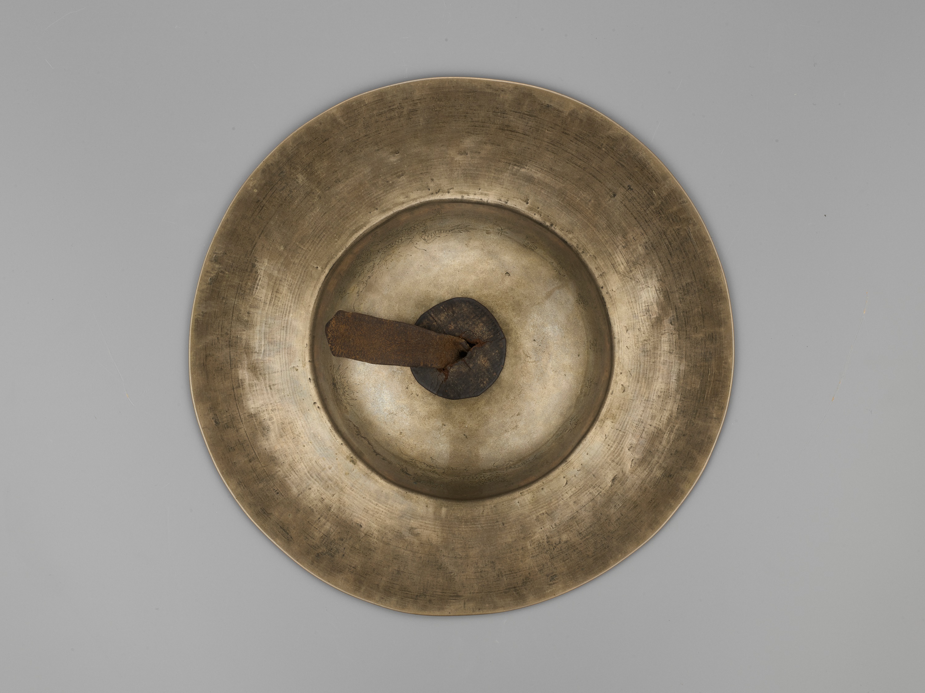 A PAIR OF BRONZE CYMBALS, BO, XUANDE MARK AND PERIOD, DATED 1431 - Image 12 of 18