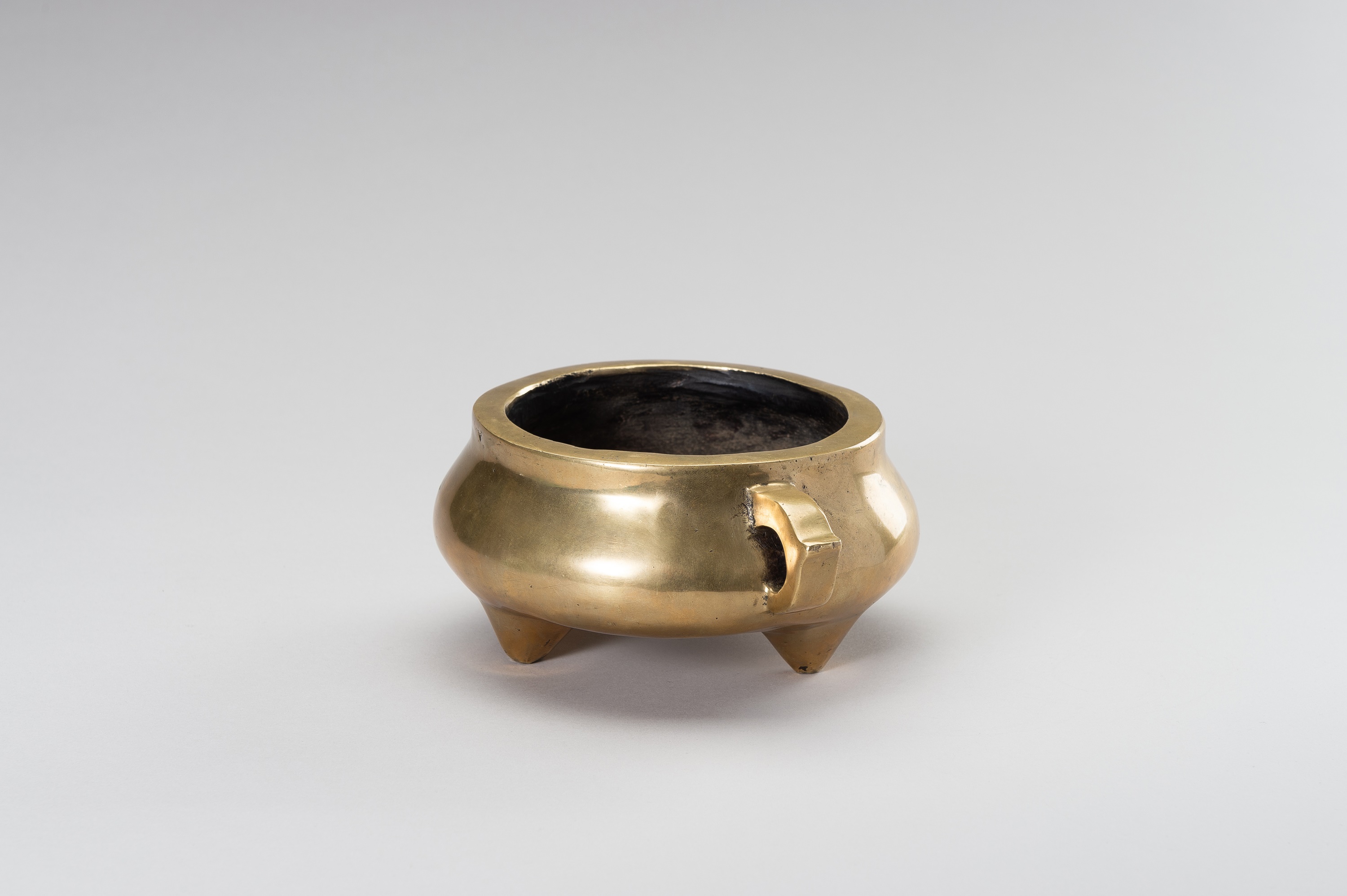 A MASSIVE GILT-BRONZE TRIPOD CENSER - Image 8 of 11