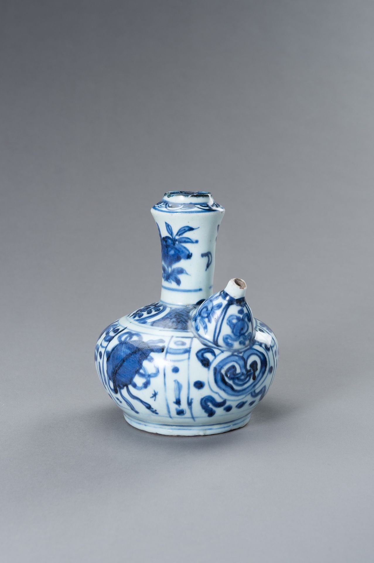 A BLUE AND WHITE PORCELAIN POURING VESSEL (KENDI) WITH FLORAL MOTIFS - Bild 7 aus 10