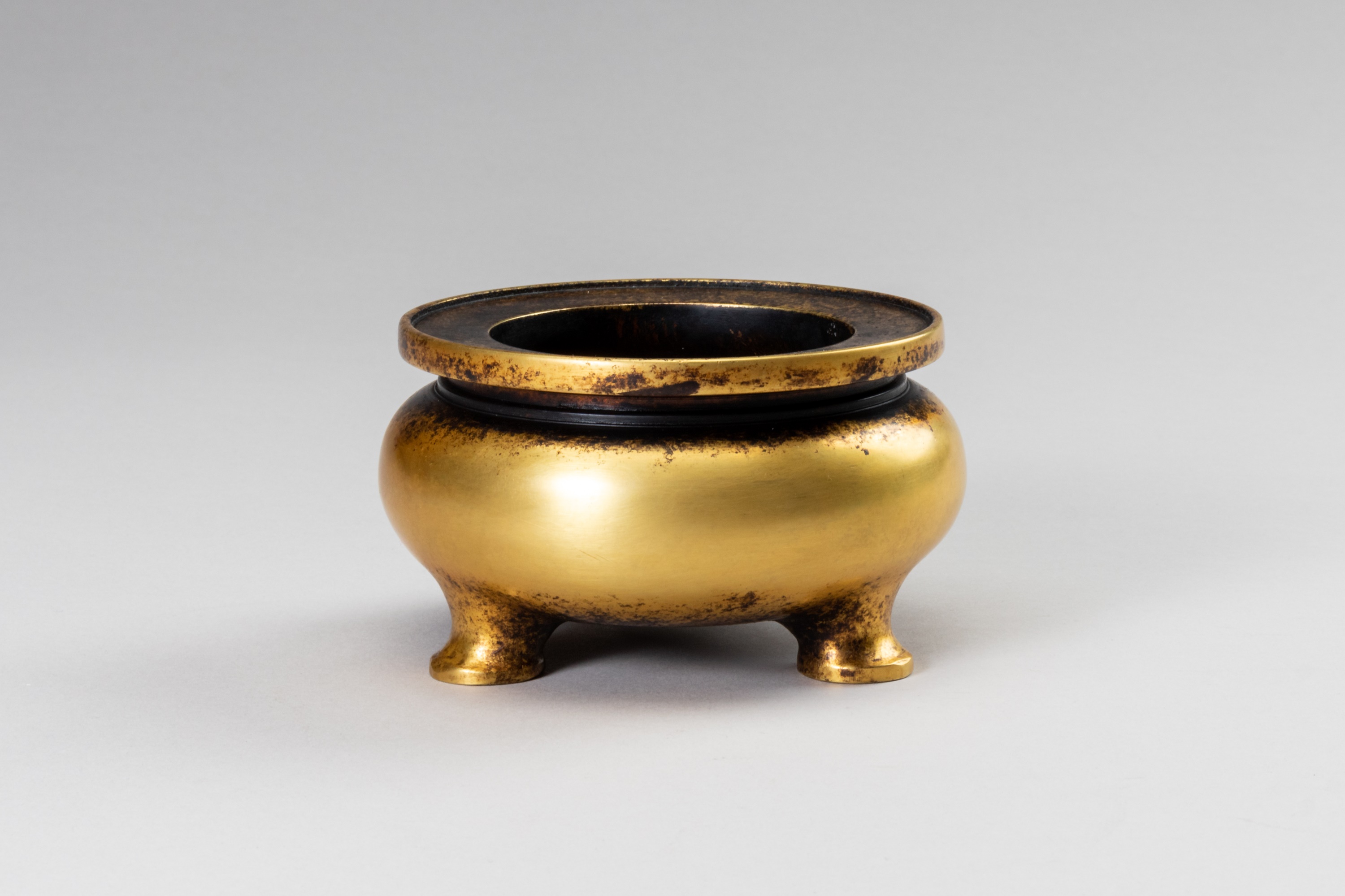 A SMALL GILT-BRONZE TRIPOD CENSER - Image 8 of 9