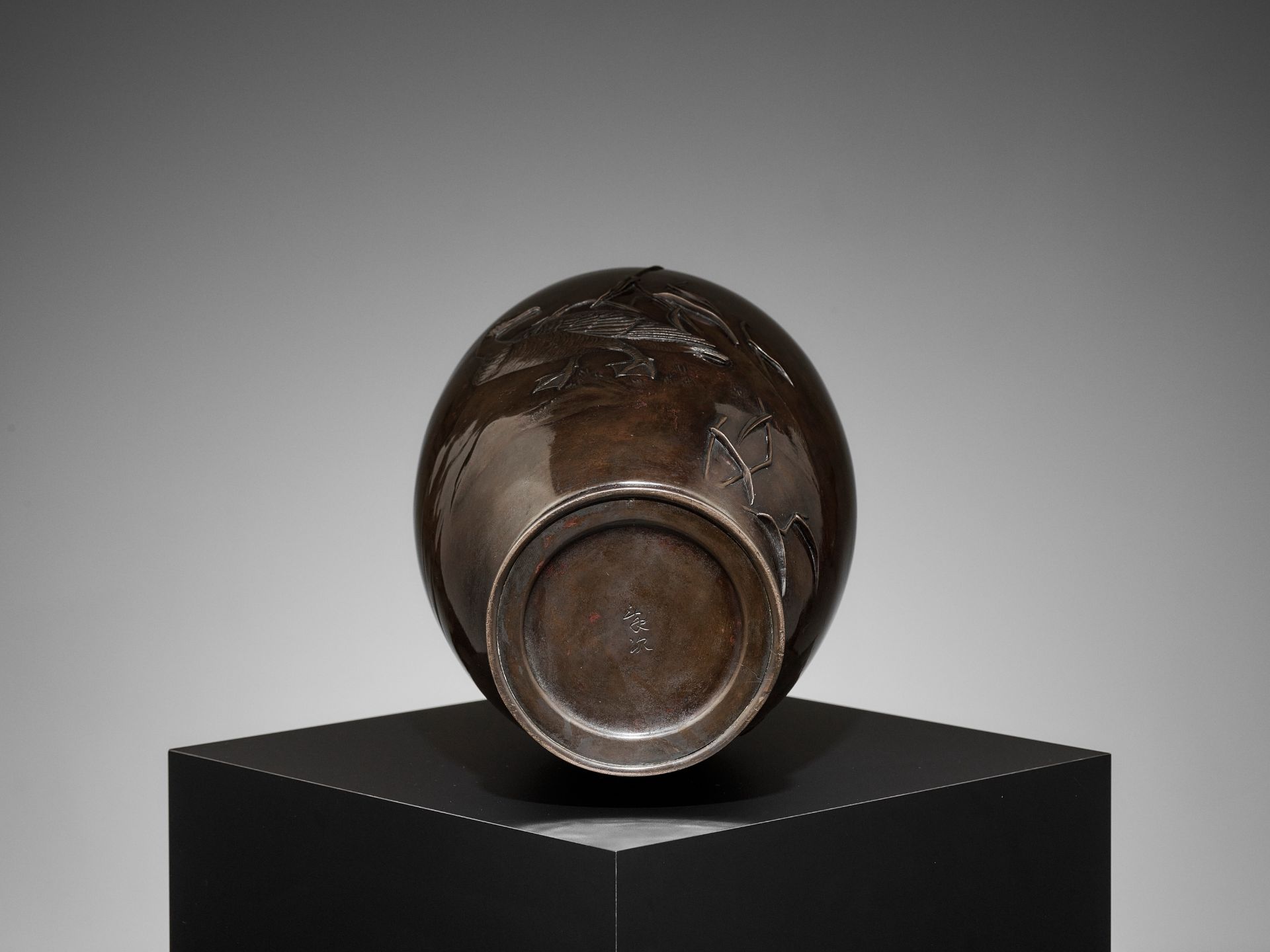 TOSHITSUGU: A FINE AND LARGE BRONZE VASE WITH GOOSE AND WATER REEDS - Image 8 of 9