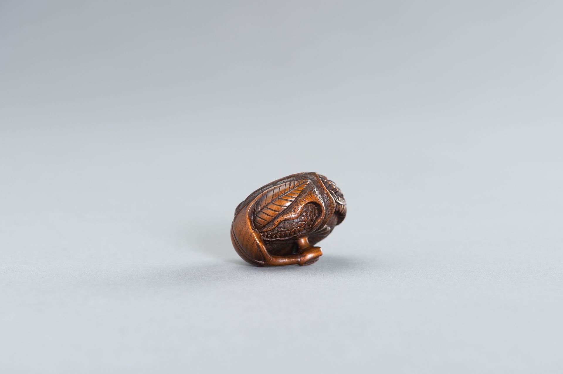 SADANOBU: A FINE WOOD NETSUKE OF A DRAGON INSIDE MIKAN - Bild 5 aus 10