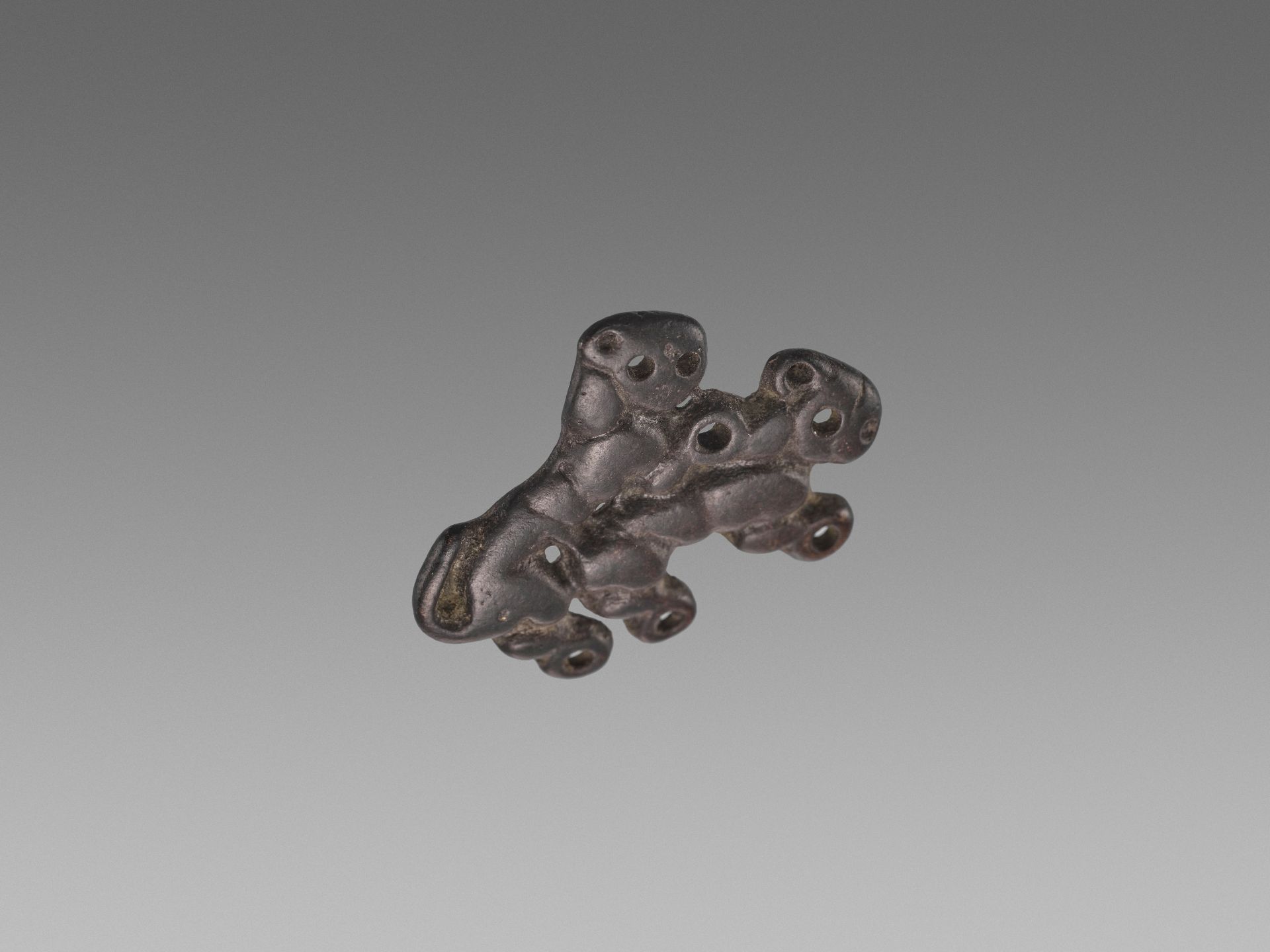 AN ORDOS BRONZE 'COPULATING TIGERS' PLAQUE, WARRING STATES - Image 5 of 5