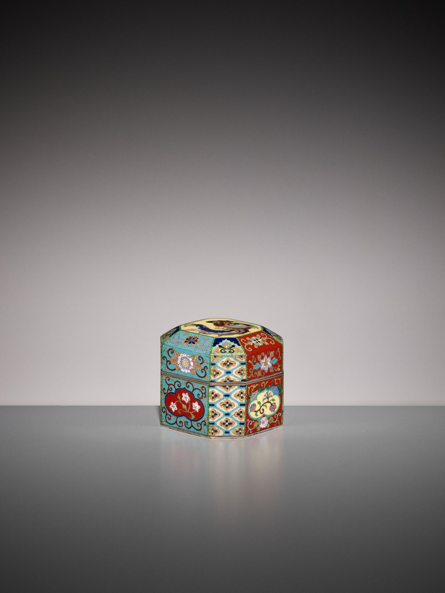 A SUPERB MINIATURE CLOISONNE ENAMEL BOX AND COVER - Image 5 of 16