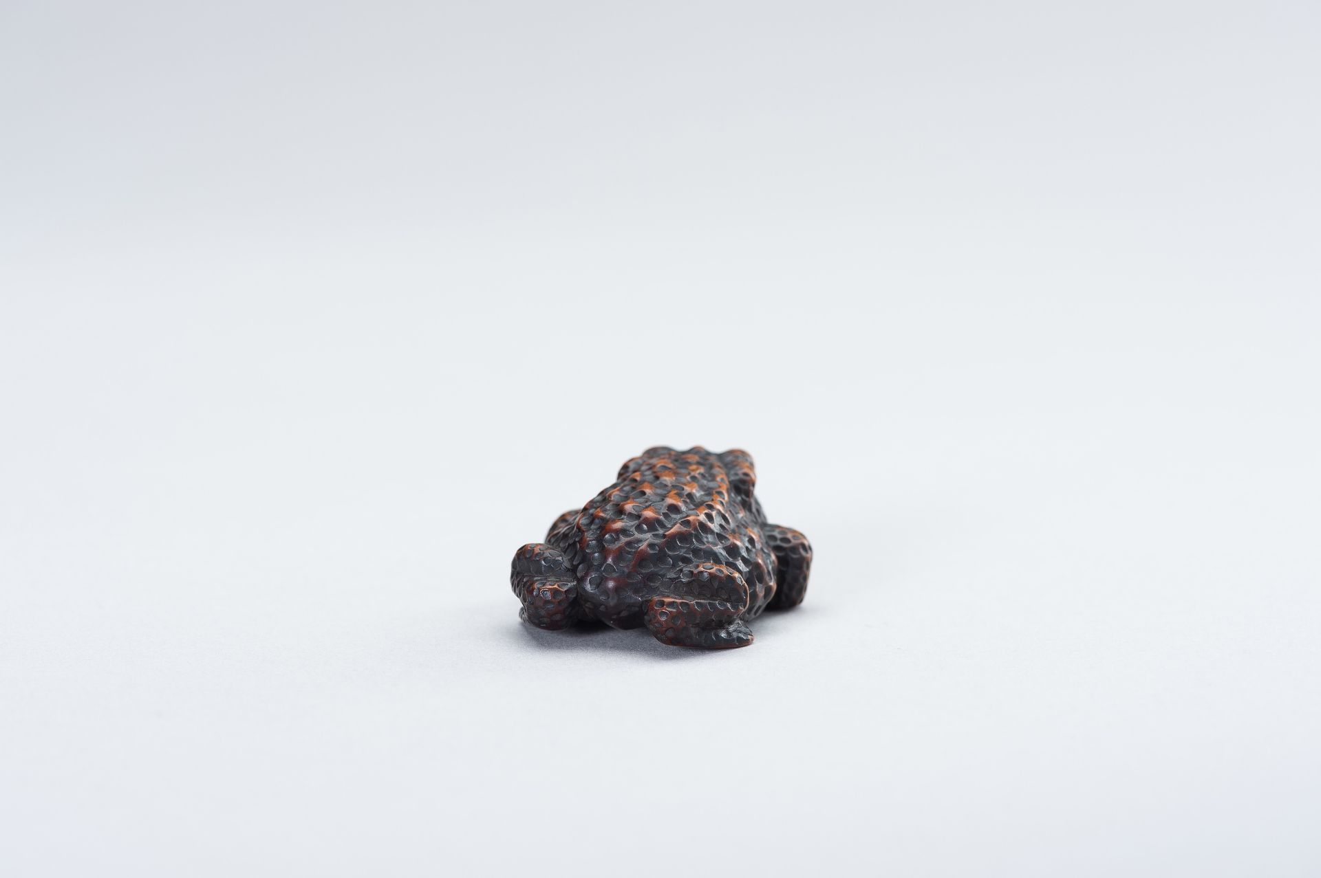 SHIGETADA: A WOOD NETSUKE OF A TOAD - Bild 13 aus 14