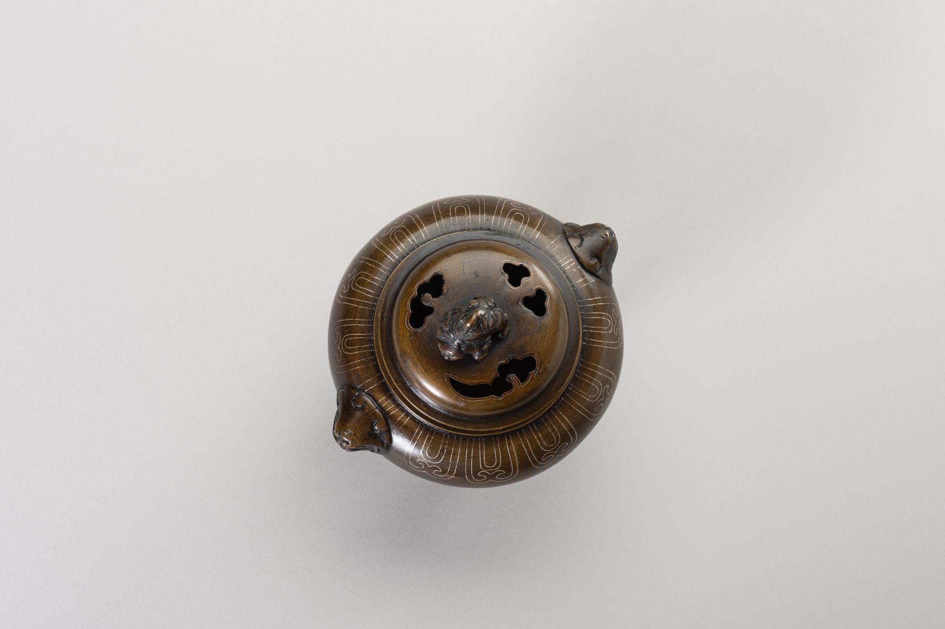 A SILVER-INLAID MINIATURE BRONZE TRIPOD CENSER - Image 9 of 11