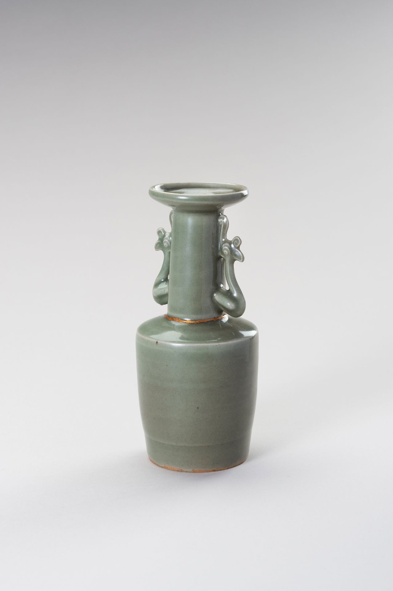 A RARE LONGQUAN CELADON KINUTA (MALLET) VASE WITH PHOENIX HANDLES, SOUTHERN SONG - Bild 2 aus 13