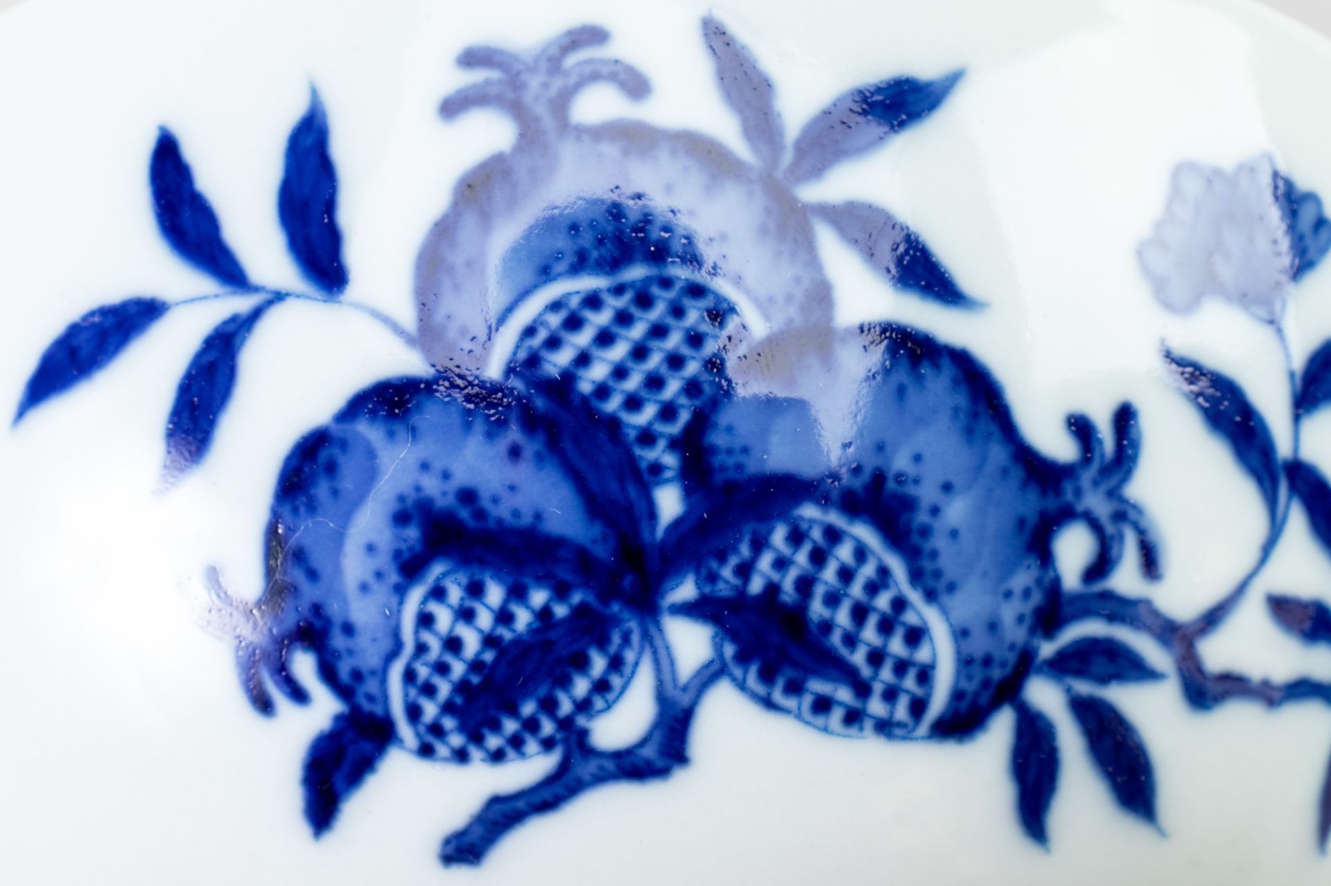 A BLUE AND WHITE PORCELAIN KANGXI REVIVAL 'PEACH' BOWL - Image 7 of 10